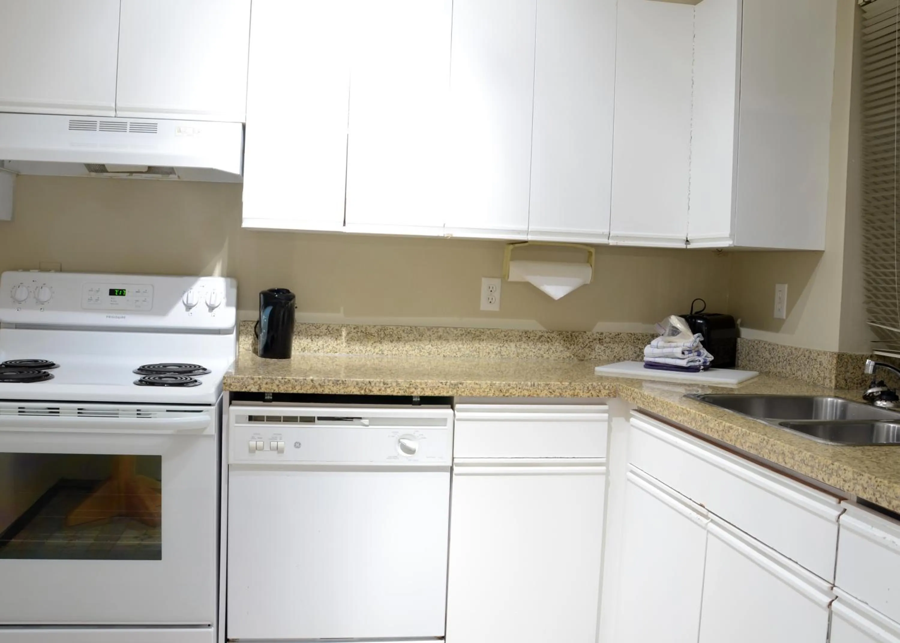 Kitchen or kitchenette in Rosellen Suites at Stanley Park