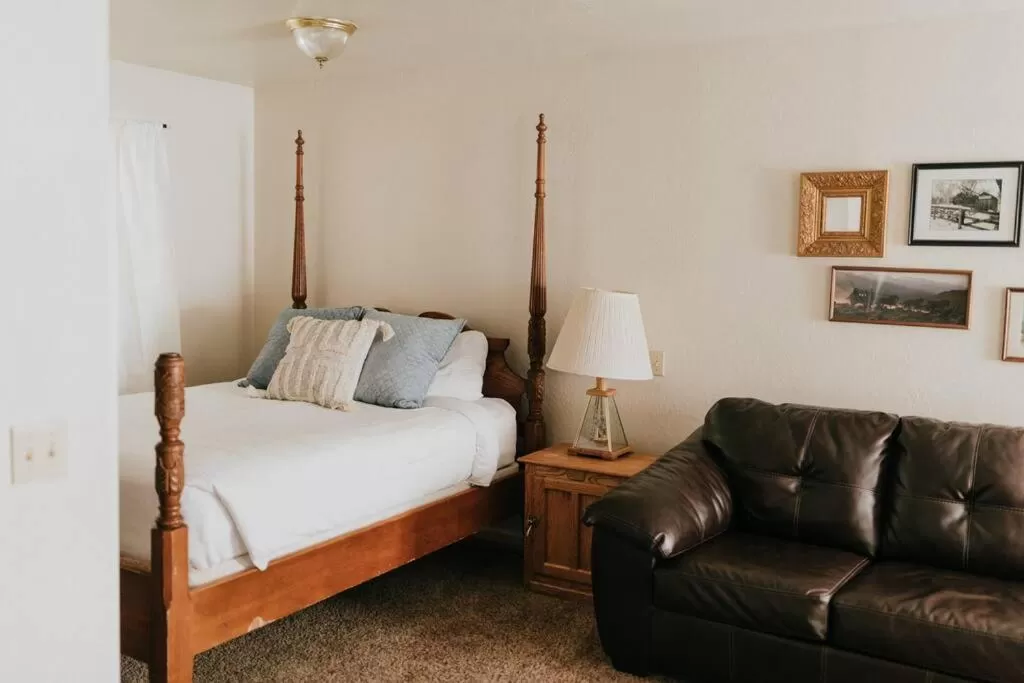 Seating area, Bed in The Long Barn Lodge