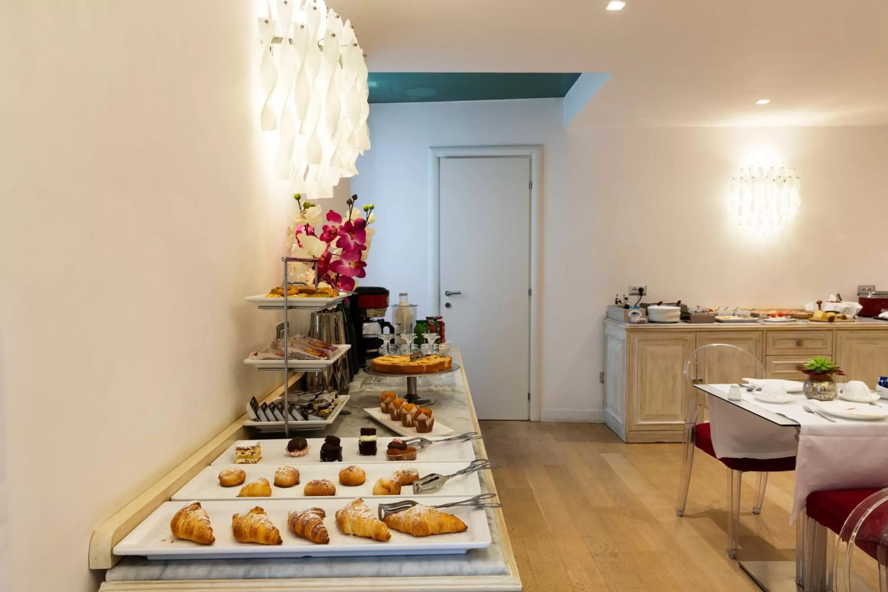 Buffet breakfast, Kitchen/Kitchenette in La Ciliegina Lifestyle Hotel