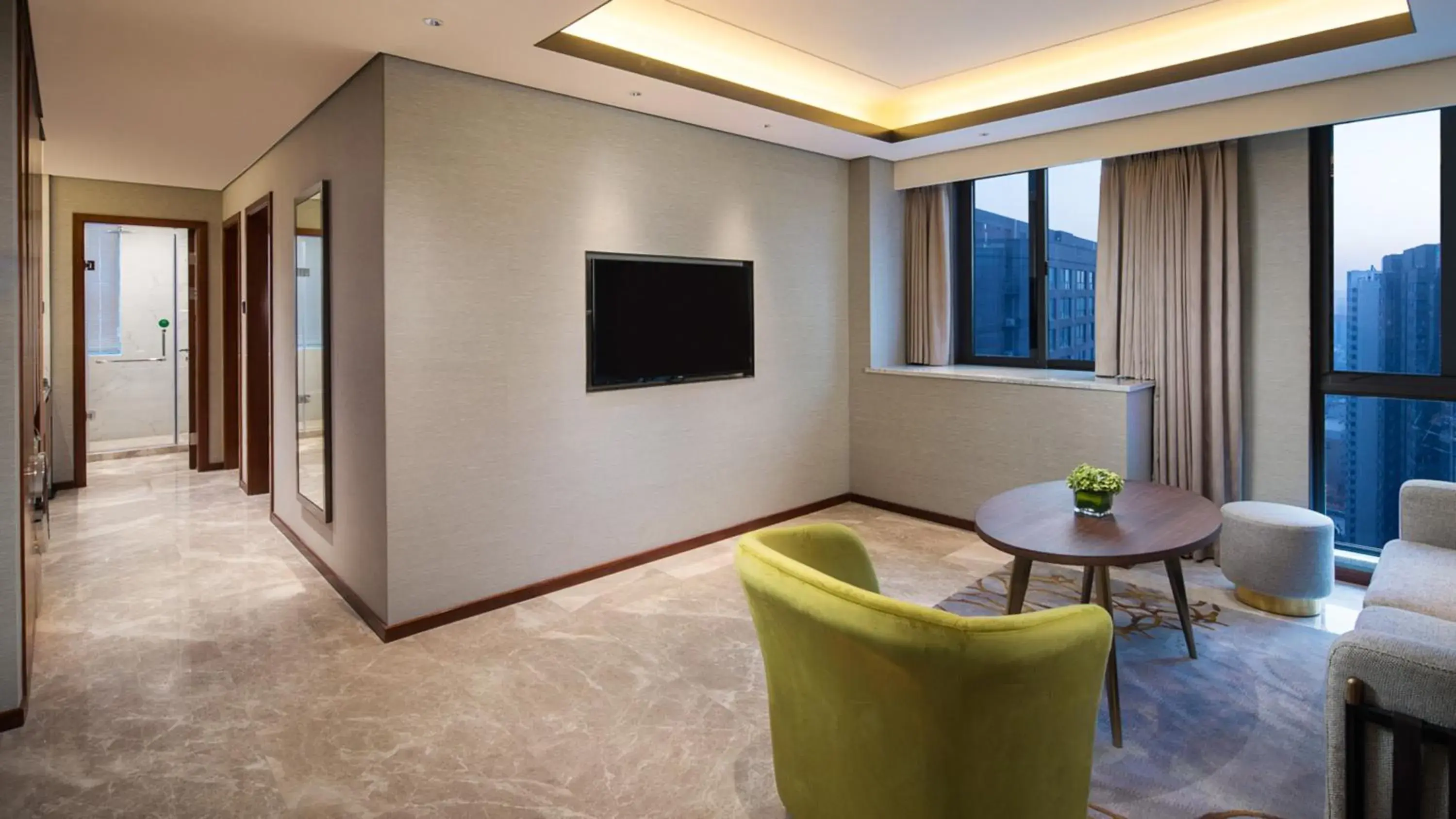 Photo of the whole room, TV/Entertainment Center in Holiday Inn Suites Xi'an High-Tech Zone, an IHG Hotel