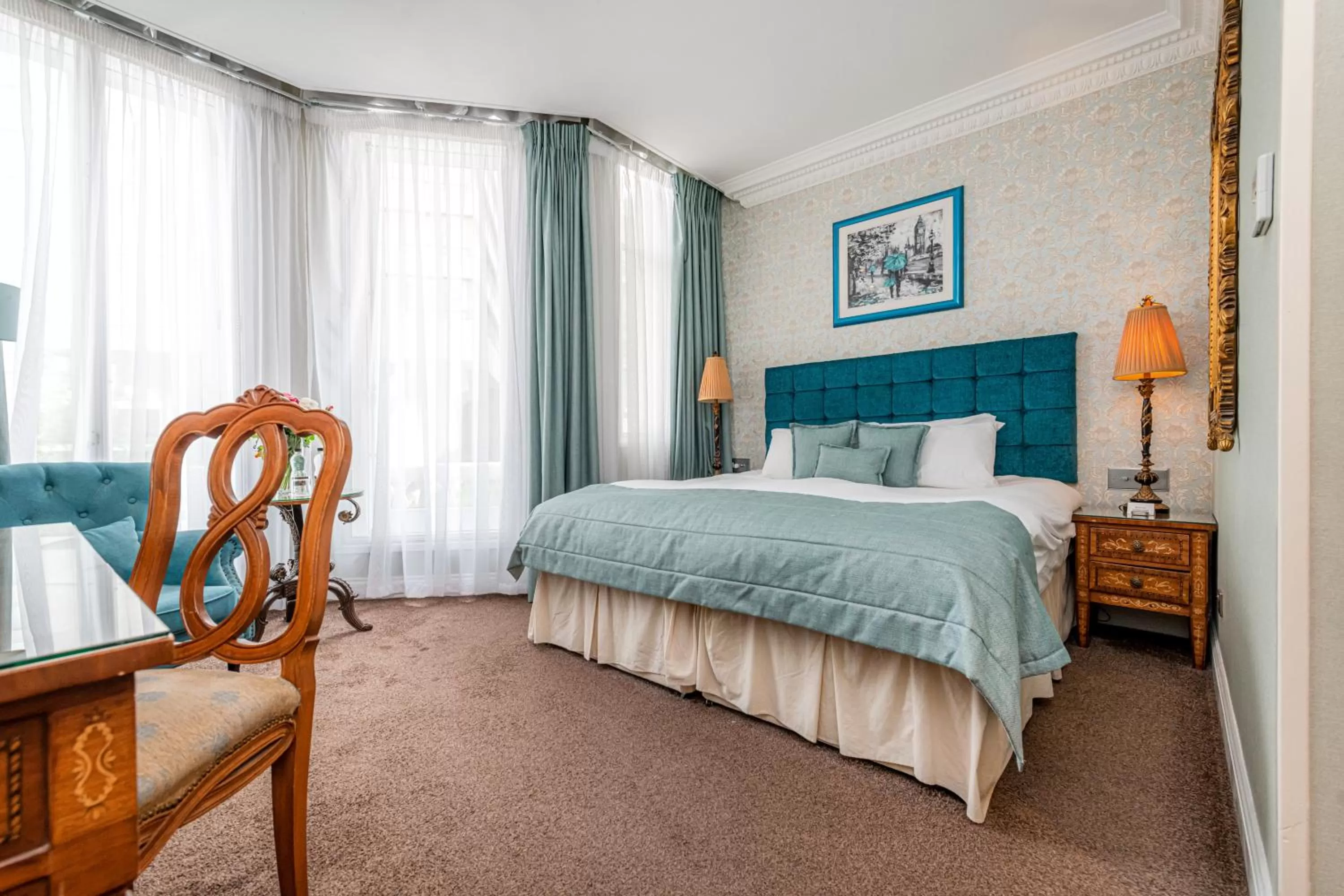 Photo of the whole room, Bed in Ashburn Hotel