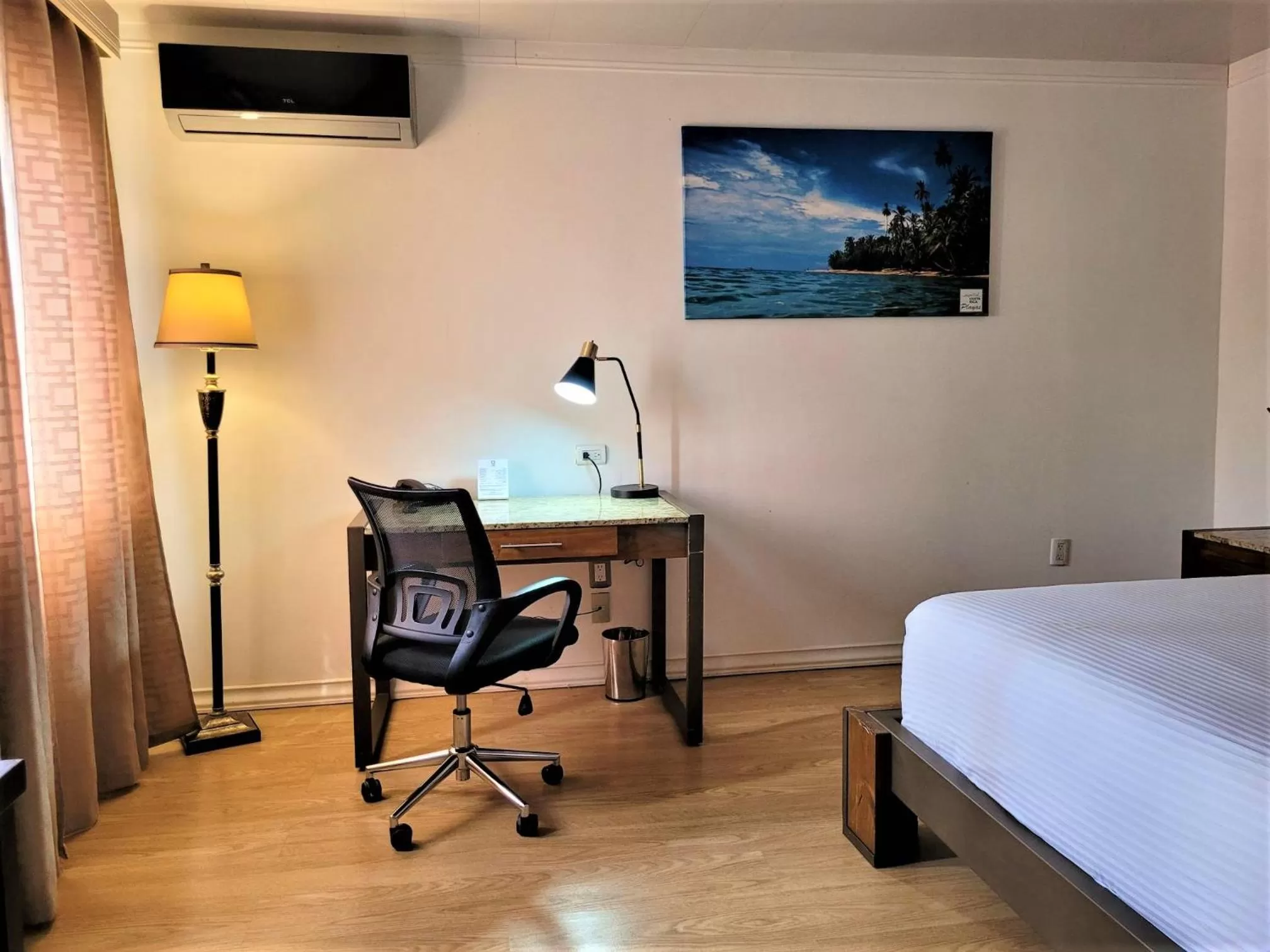 Seating area, Bed in Hotel Zima