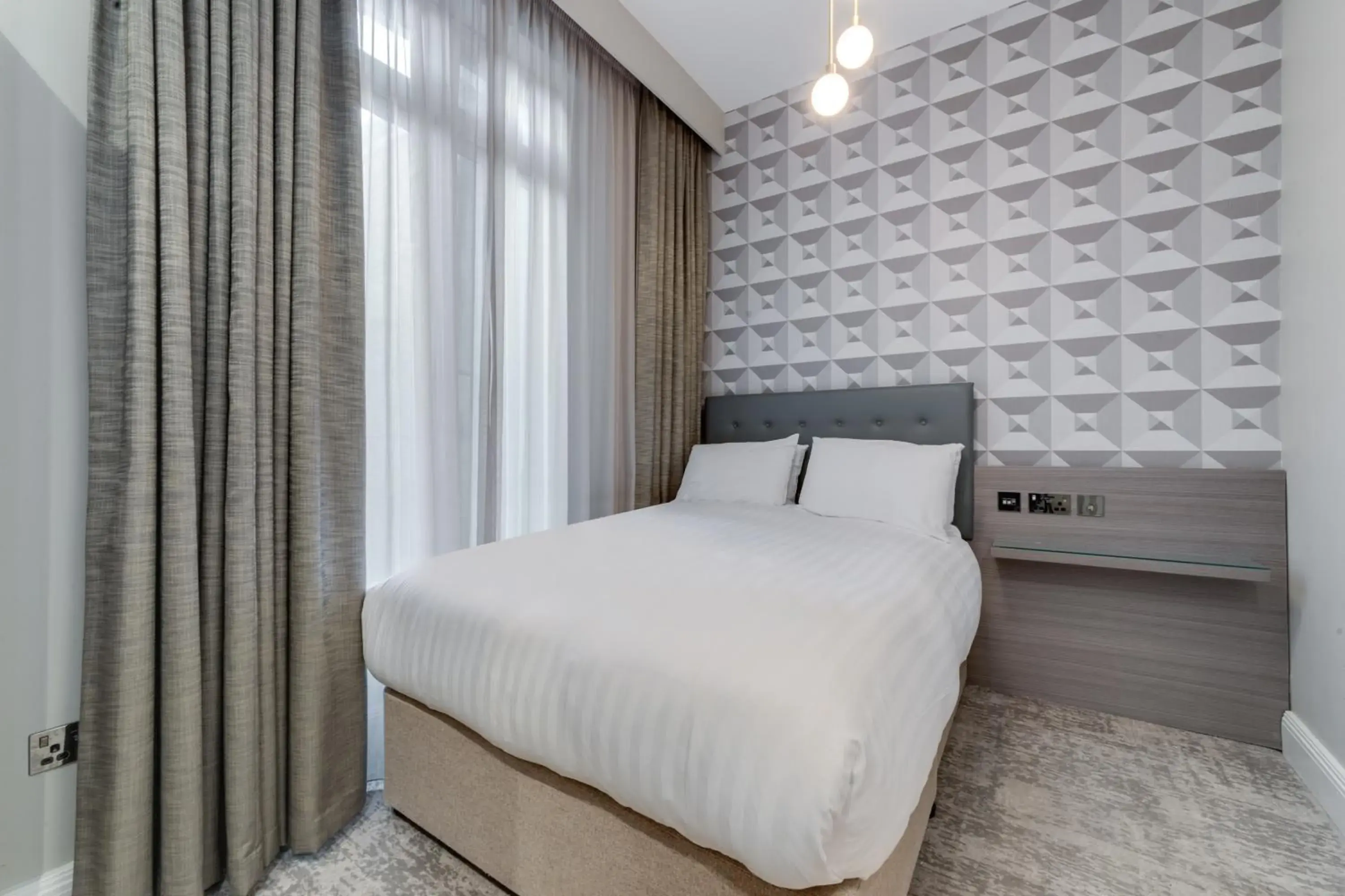 Bedroom, Bed in Victor Hotel - London Victoria
