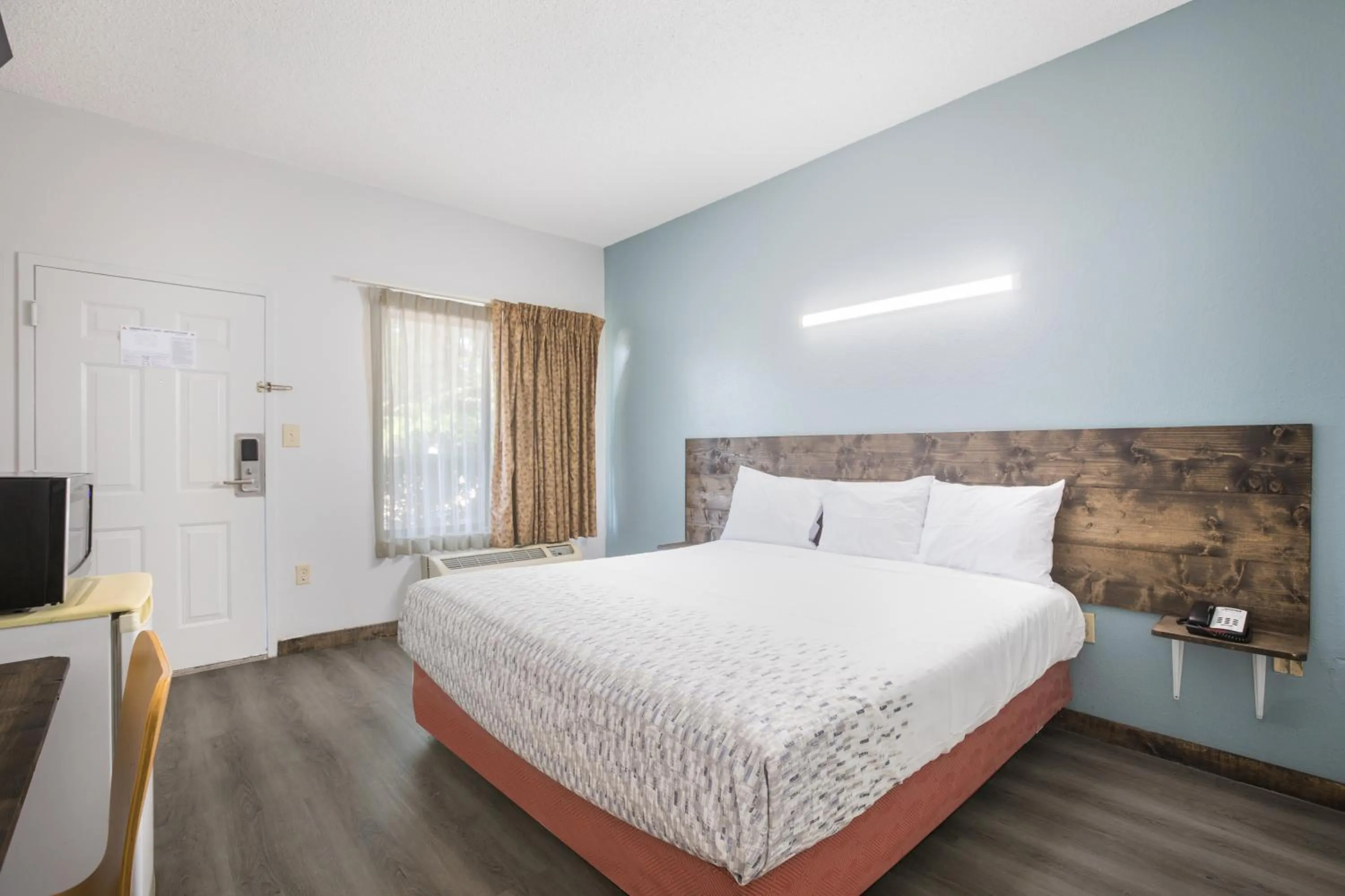 1 King Bed Accessible Non-Smoking in Americas Best Value Inn Stockbridge