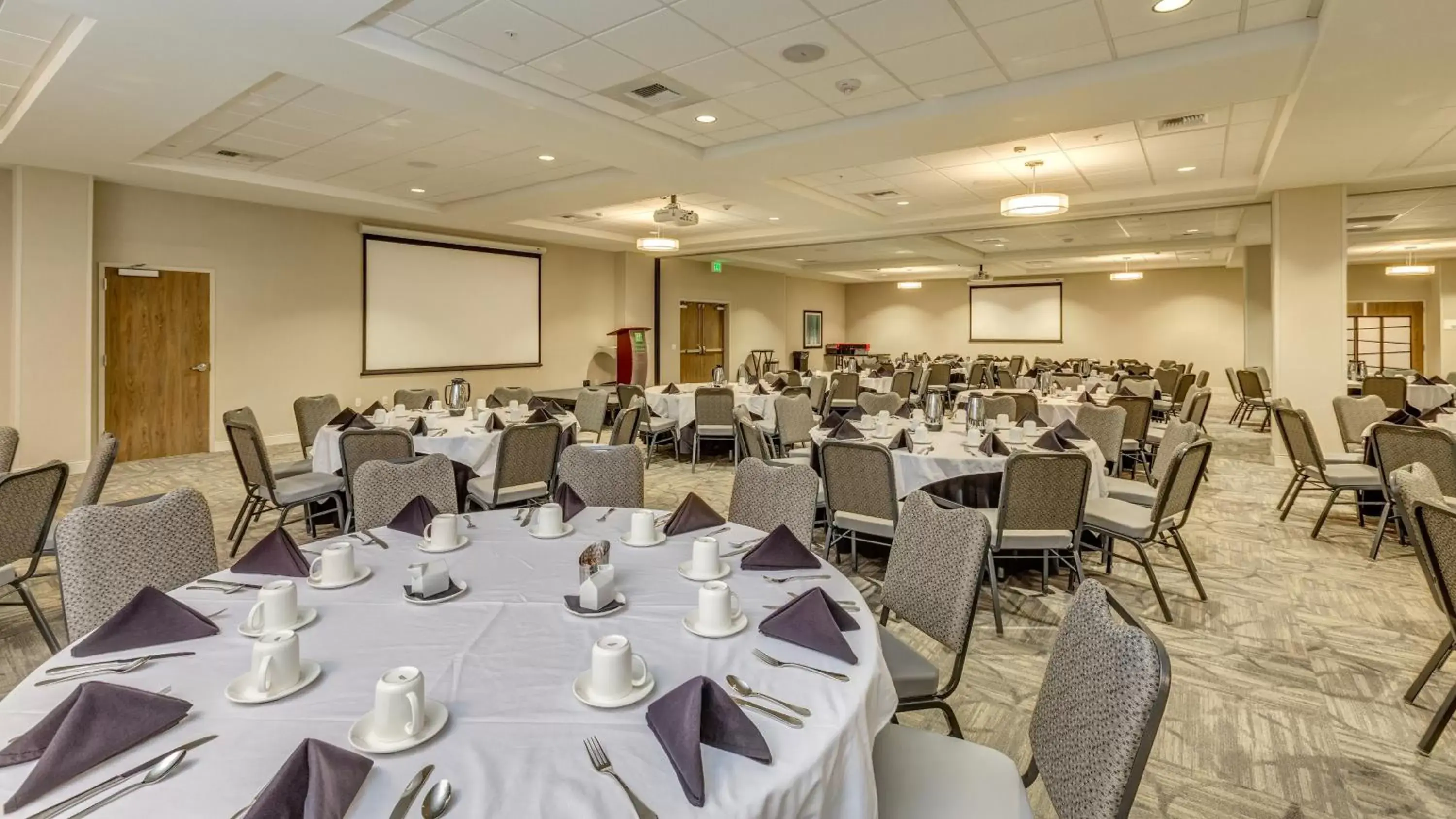Meeting/conference room, Restaurant/Places to Eat in Holiday Inn Bellingham, an IHG Hotel