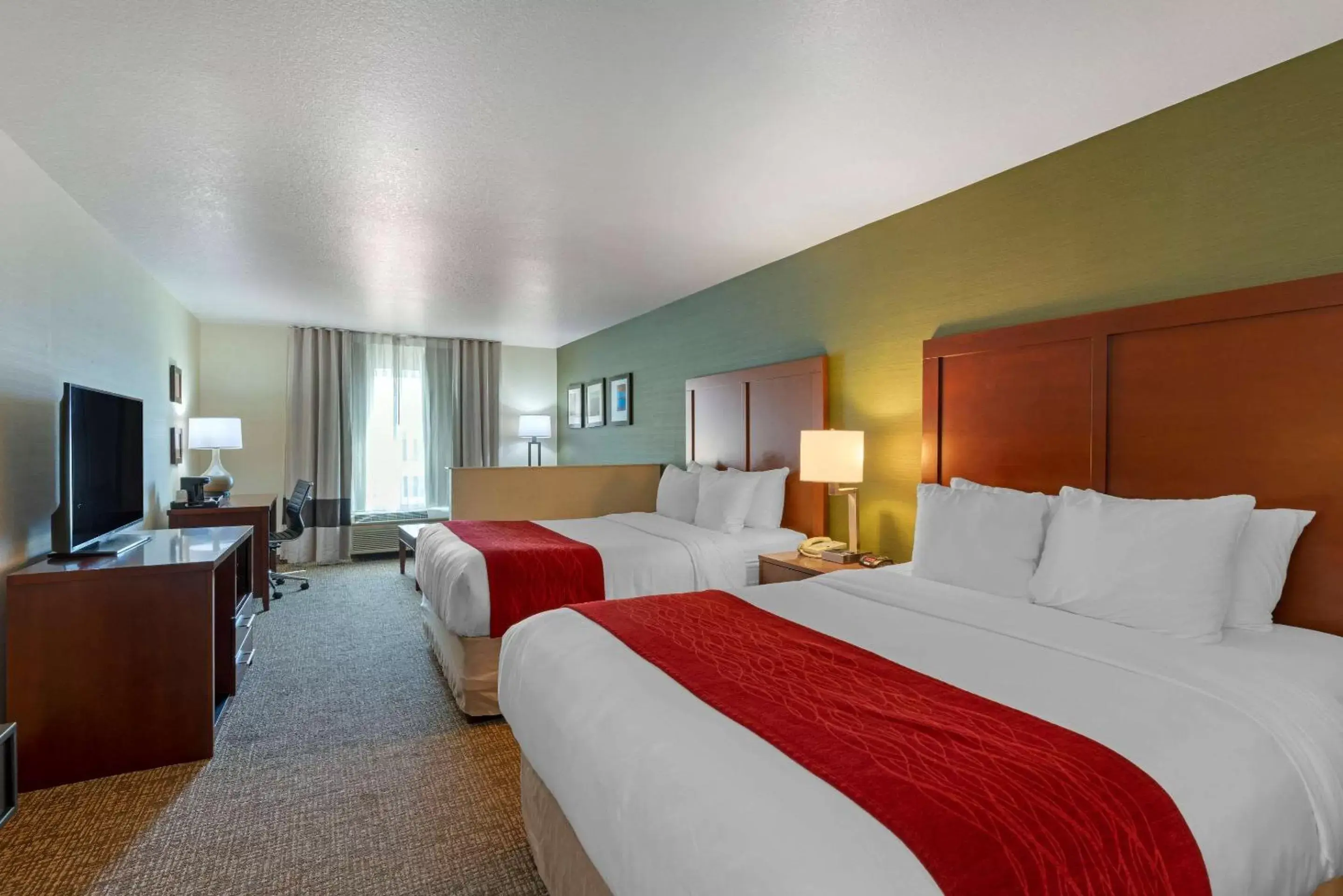 Photo of the whole room, Bed in Comfort Inn & Suites Salem