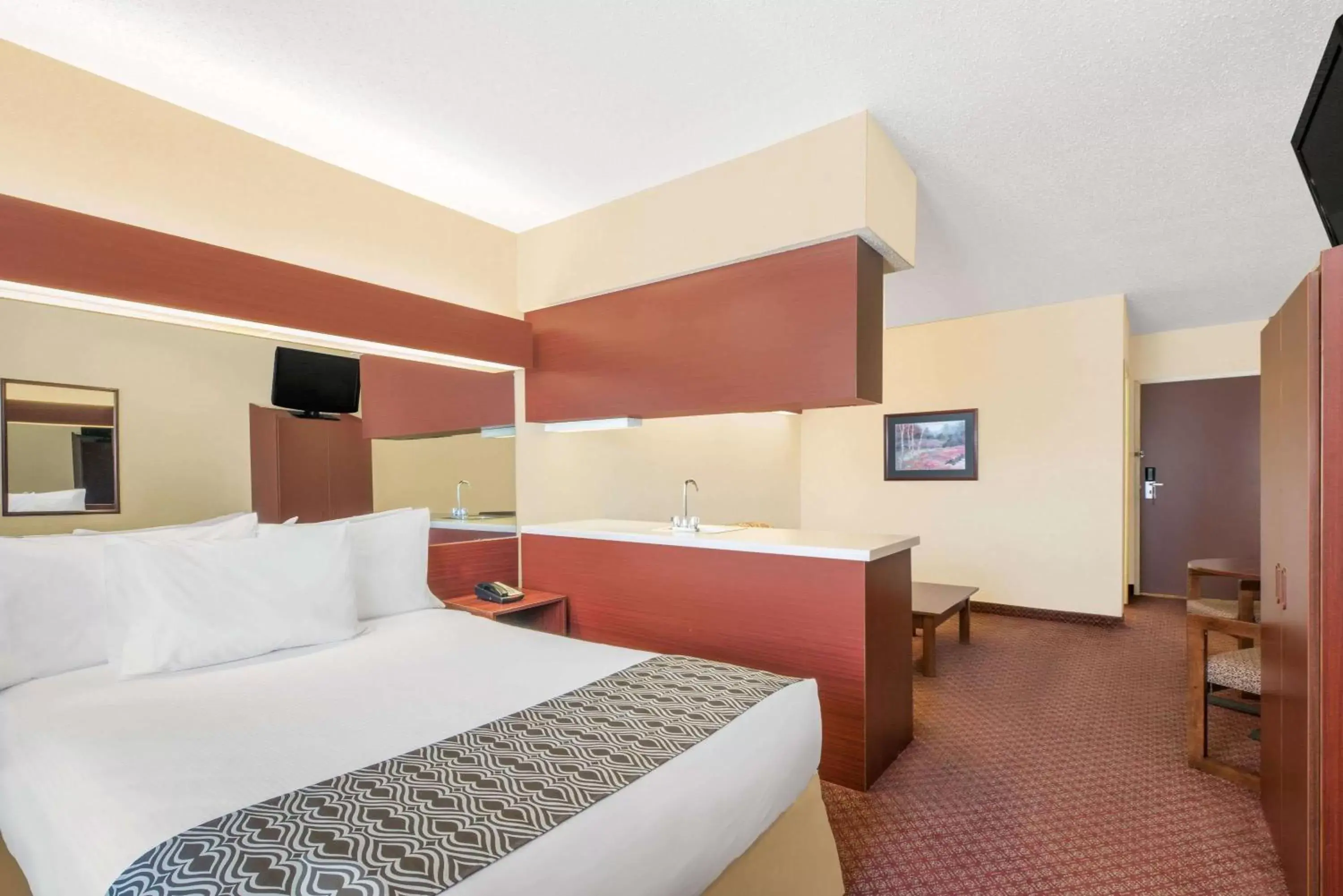 Photo of the whole room, Bed in Microtel Inn & Suites by Wyndham Hamburg