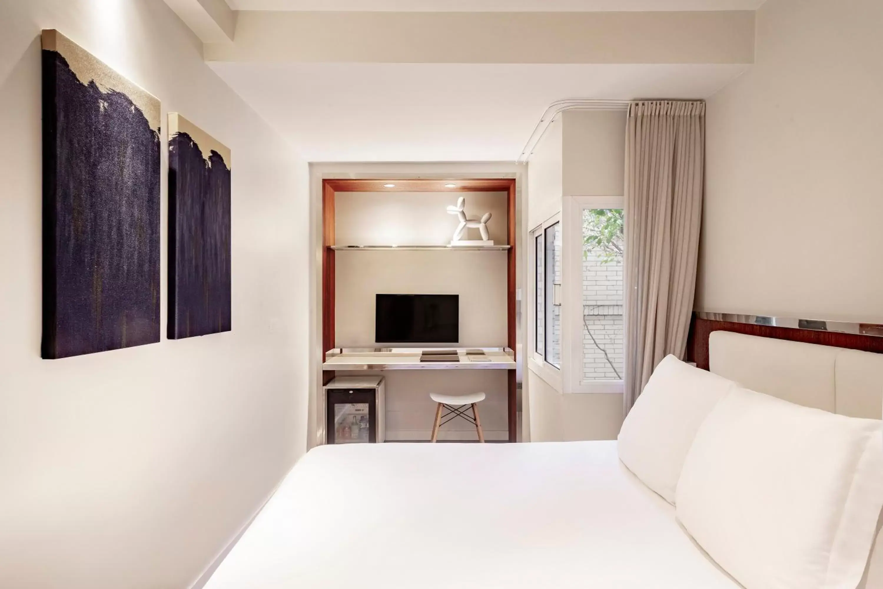 Bedroom, TV/Entertainment Center in Hotel Balmes, a member of Preferred Hotels & Resorts