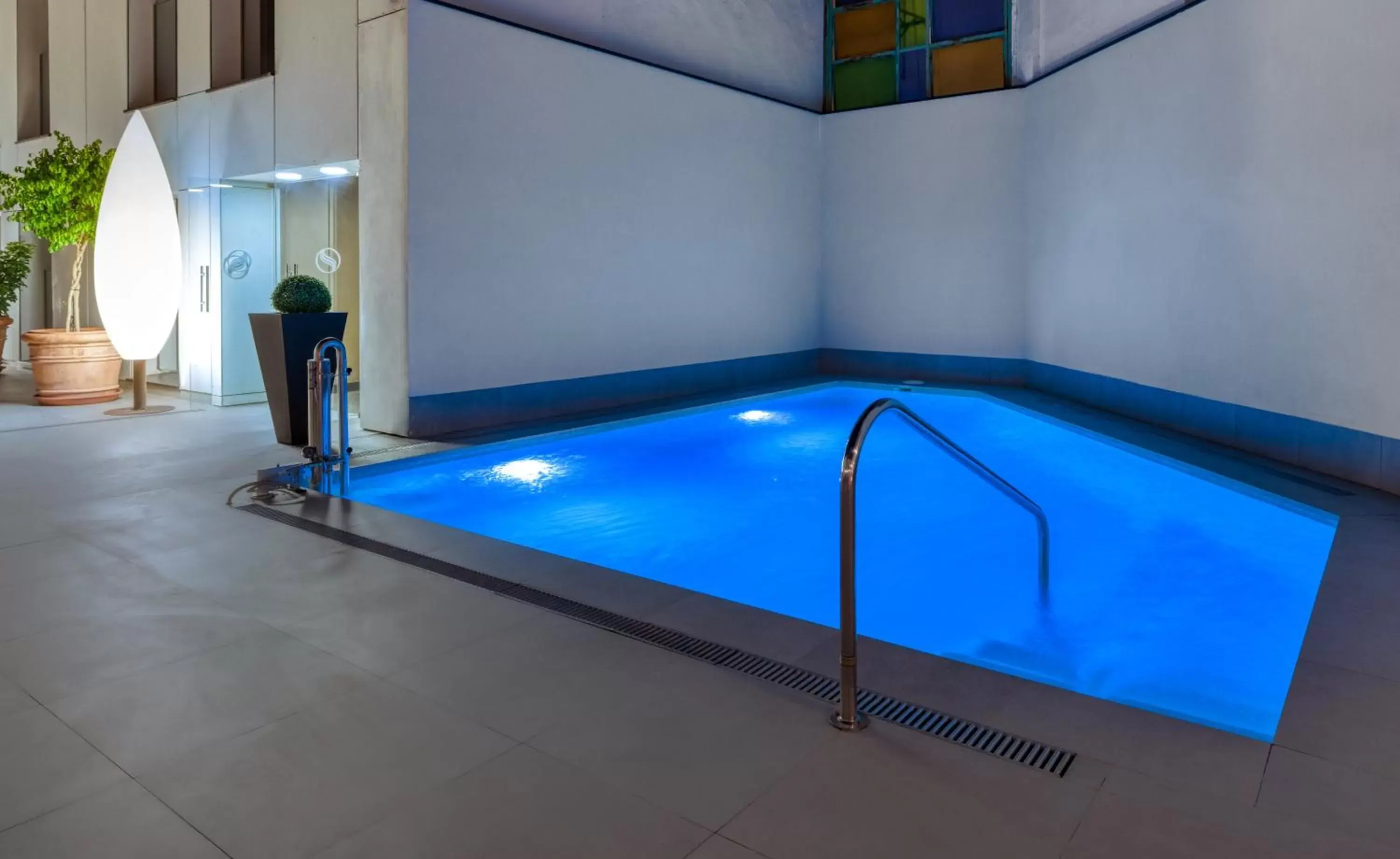 Swimming Pool in Hotel Virgen de los Reyes