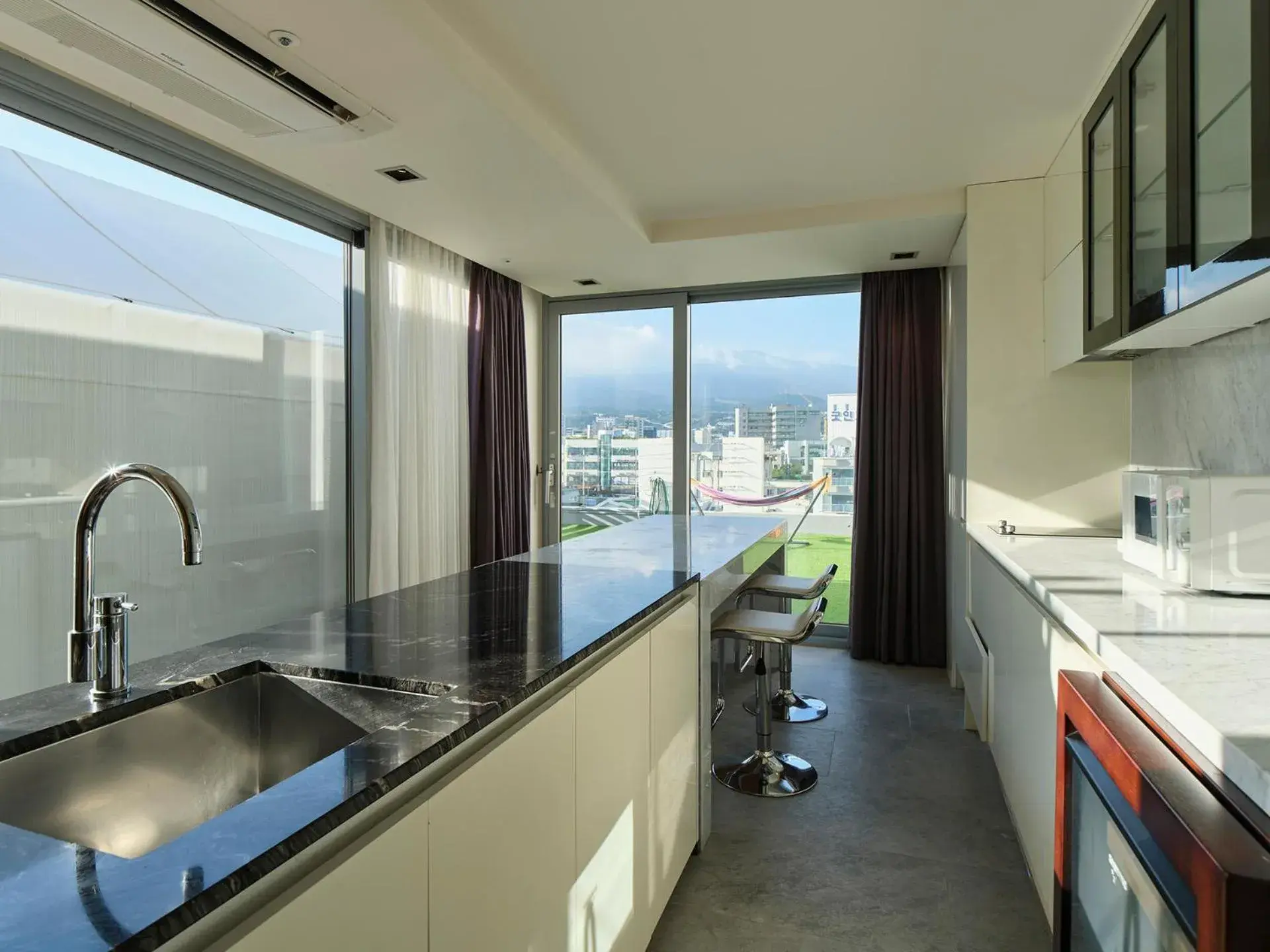 Kitchen or kitchenette, Kitchen/Kitchenette in The Island Blue Hotel