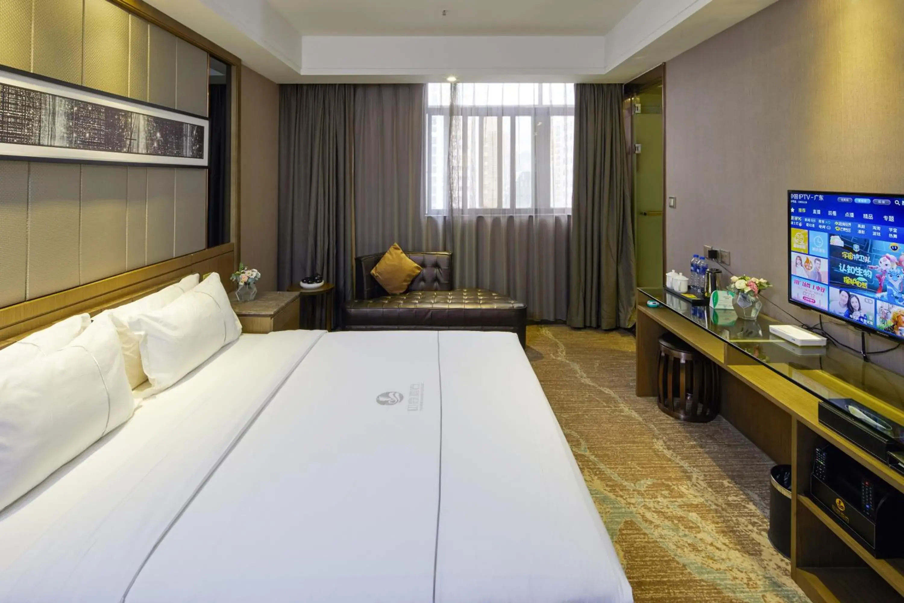 Bed, TV/Entertainment Center in INSAIL Hotel (Shenzhen Dongmen Branch)