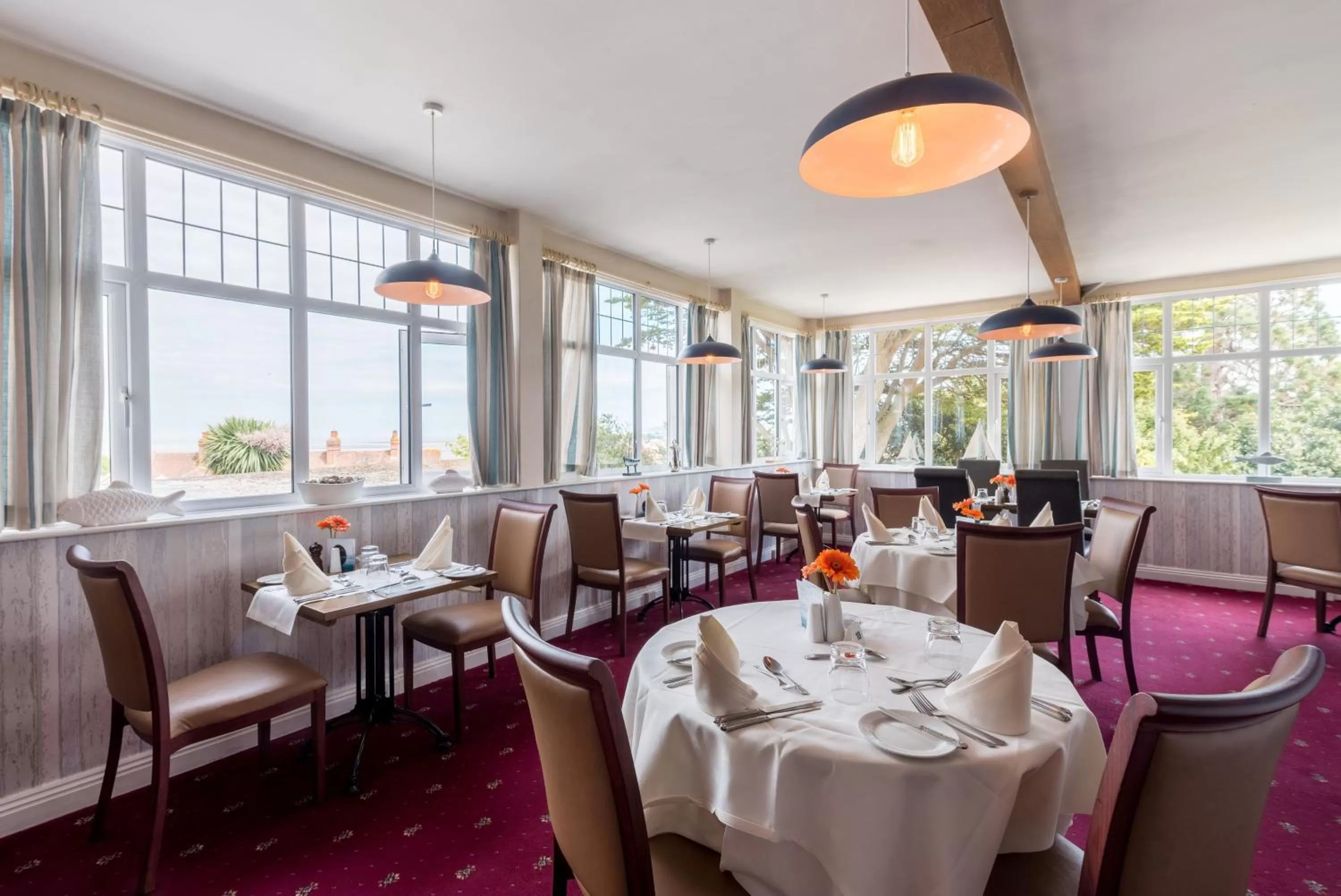Restaurant/places to eat in Northfield Hotel