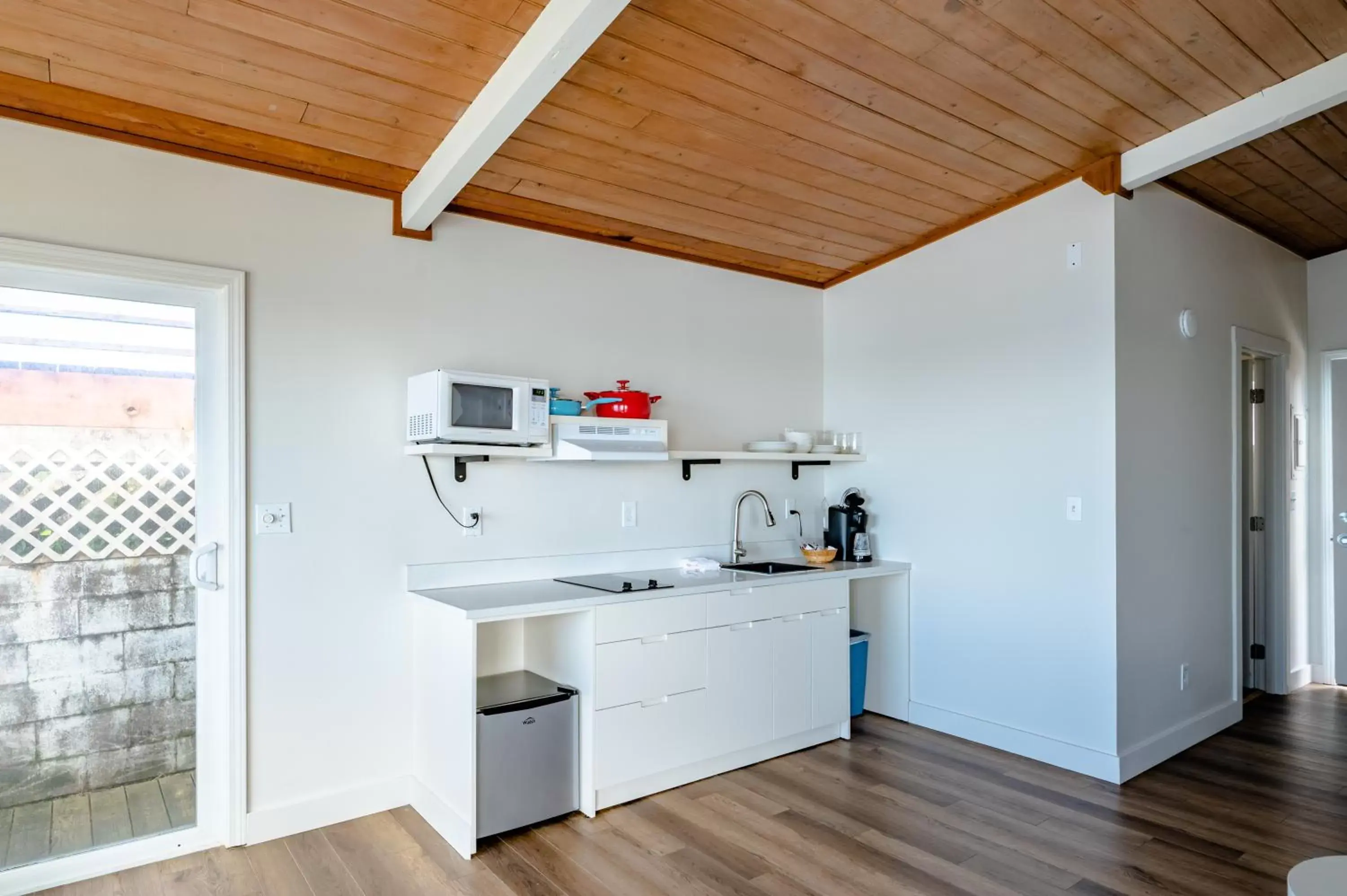 Kitchen or kitchenette, Kitchen/Kitchenette in Seagull Beachfront Inn