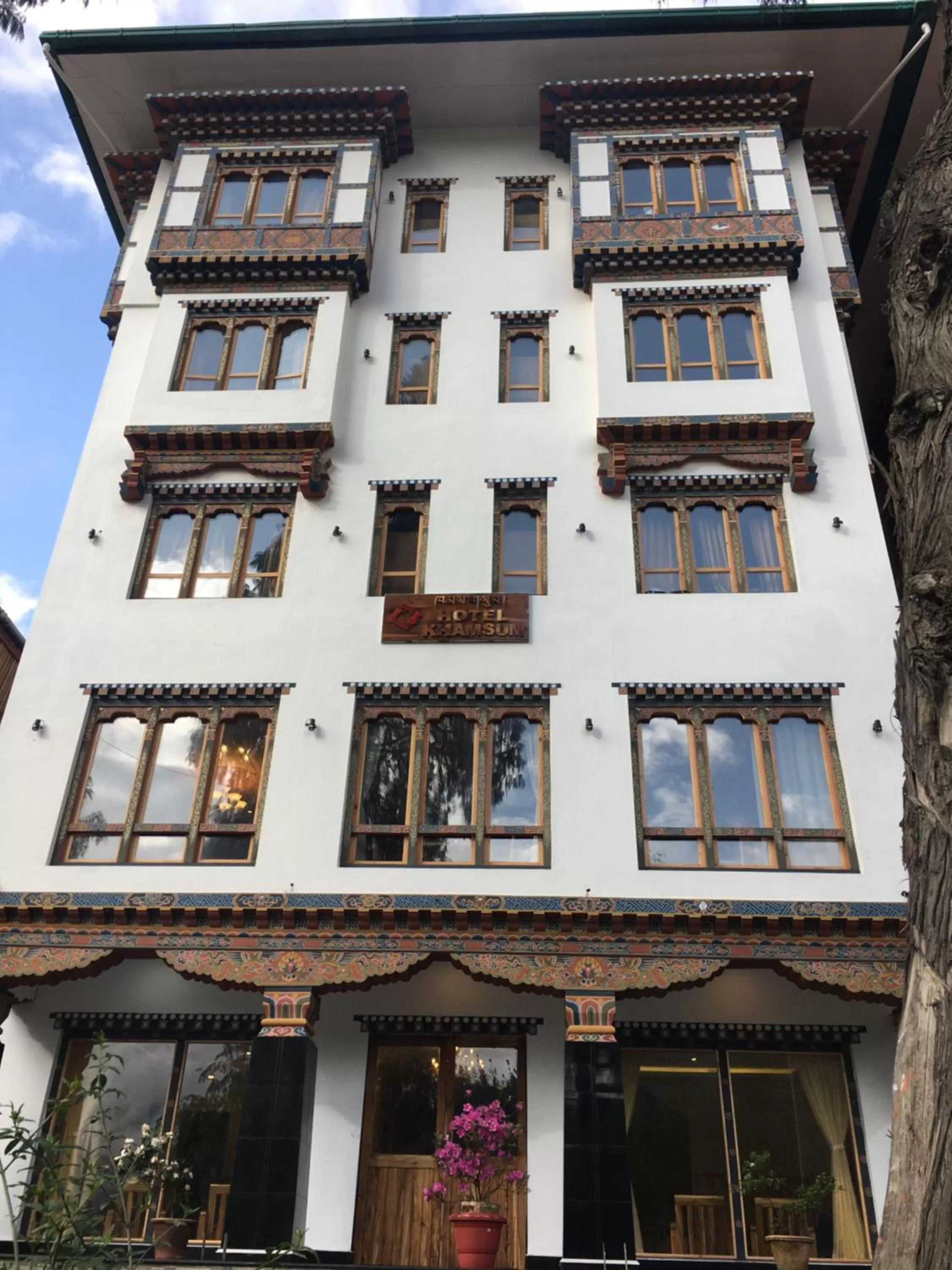 Facade/entrance in Hotel Khamsum