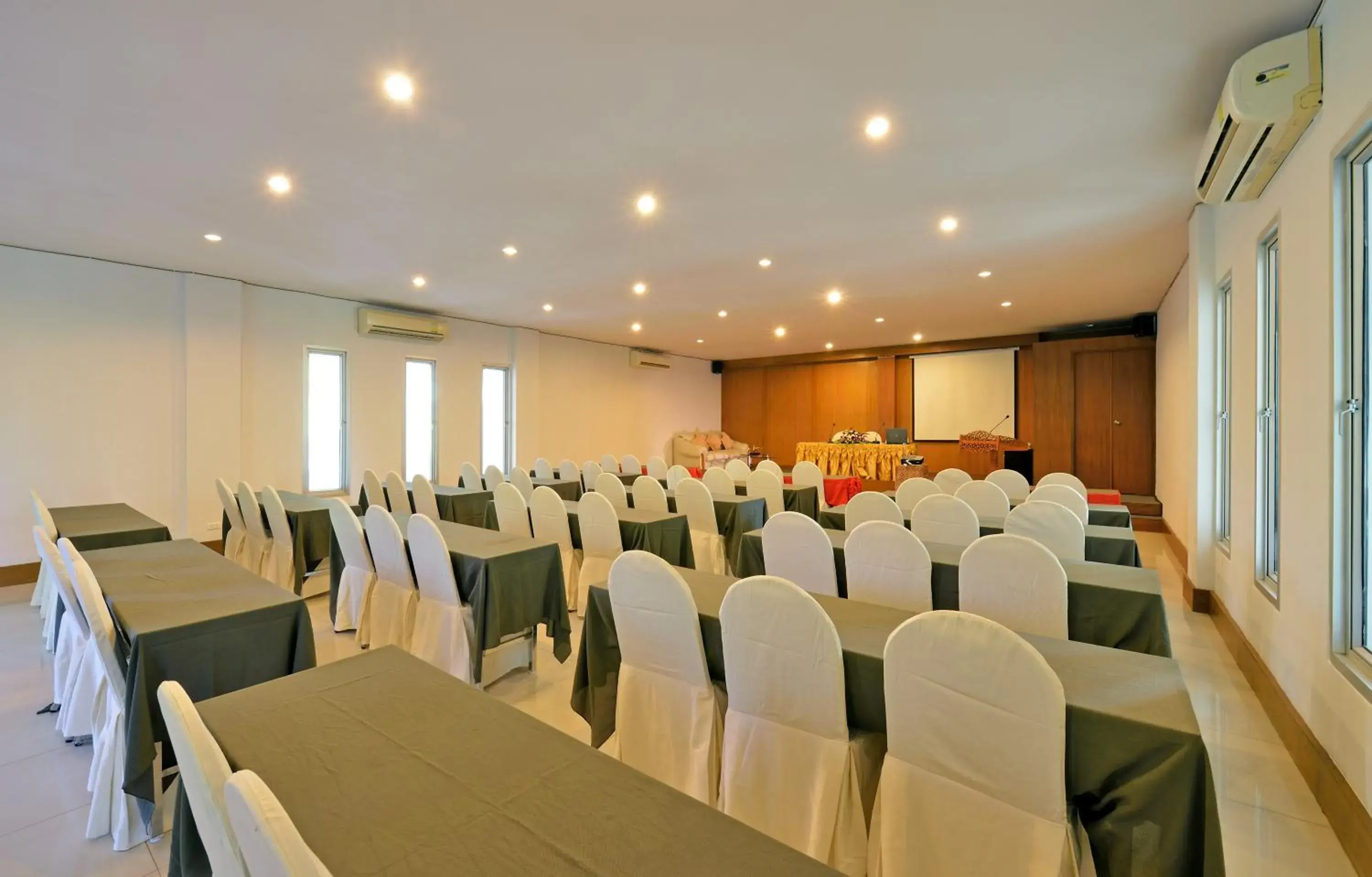 Business facilities in Lanta Sand Resort & Spa