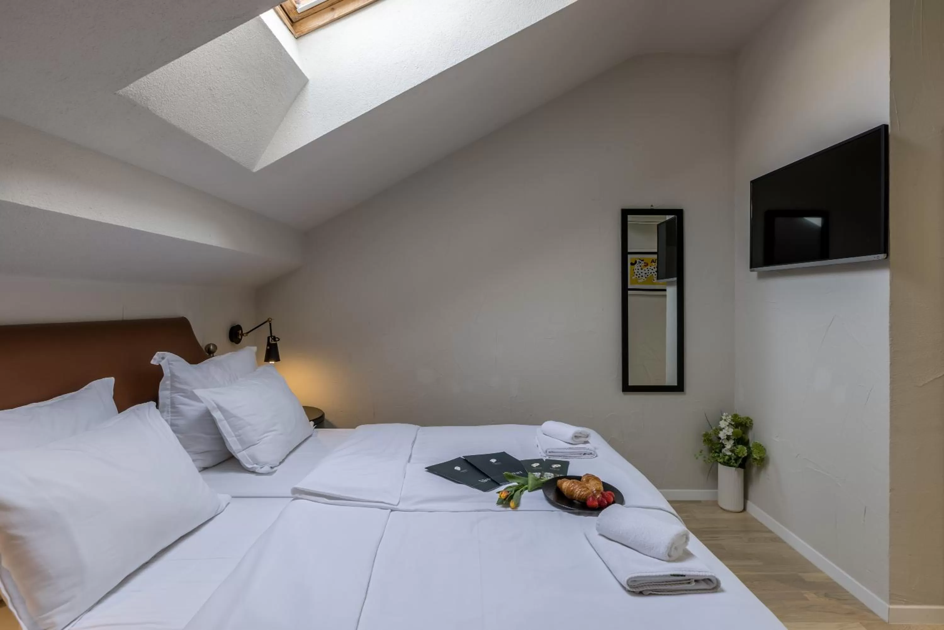 Bed in Leonis Restaurant & Rooms