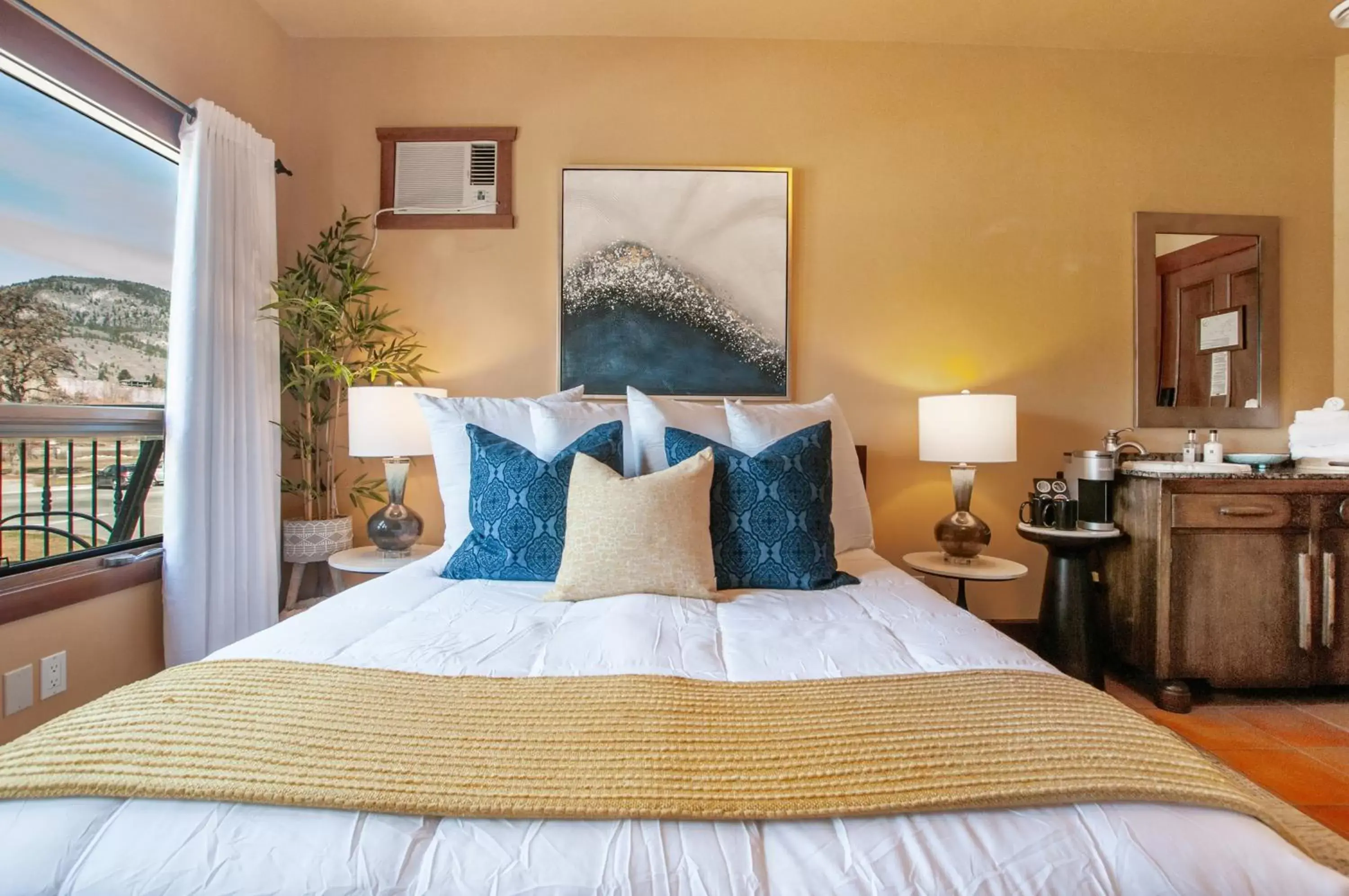 Bed in Casa Grande Inn & Suites