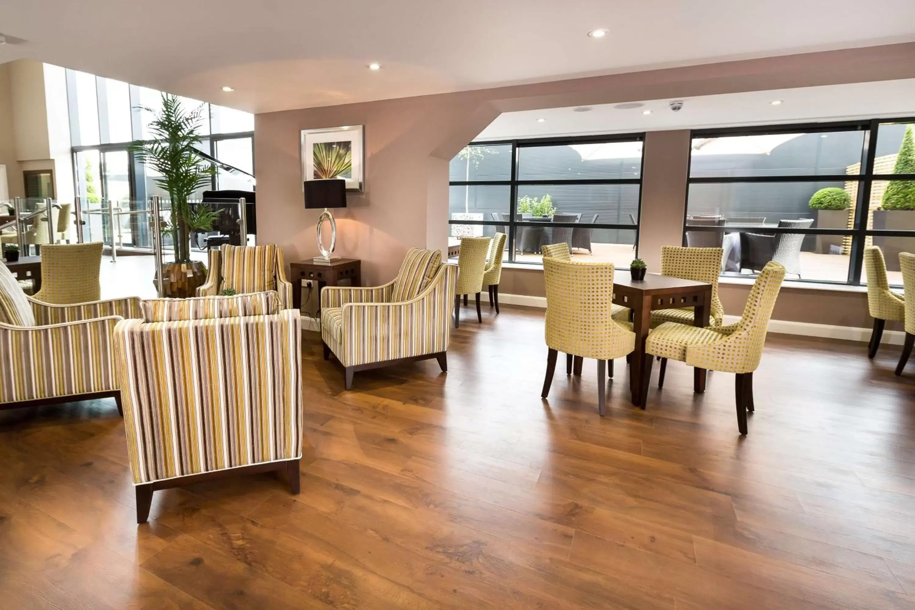 Lounge or bar, Restaurant/Places to Eat in DoubleTree By Hilton Milton Keynes