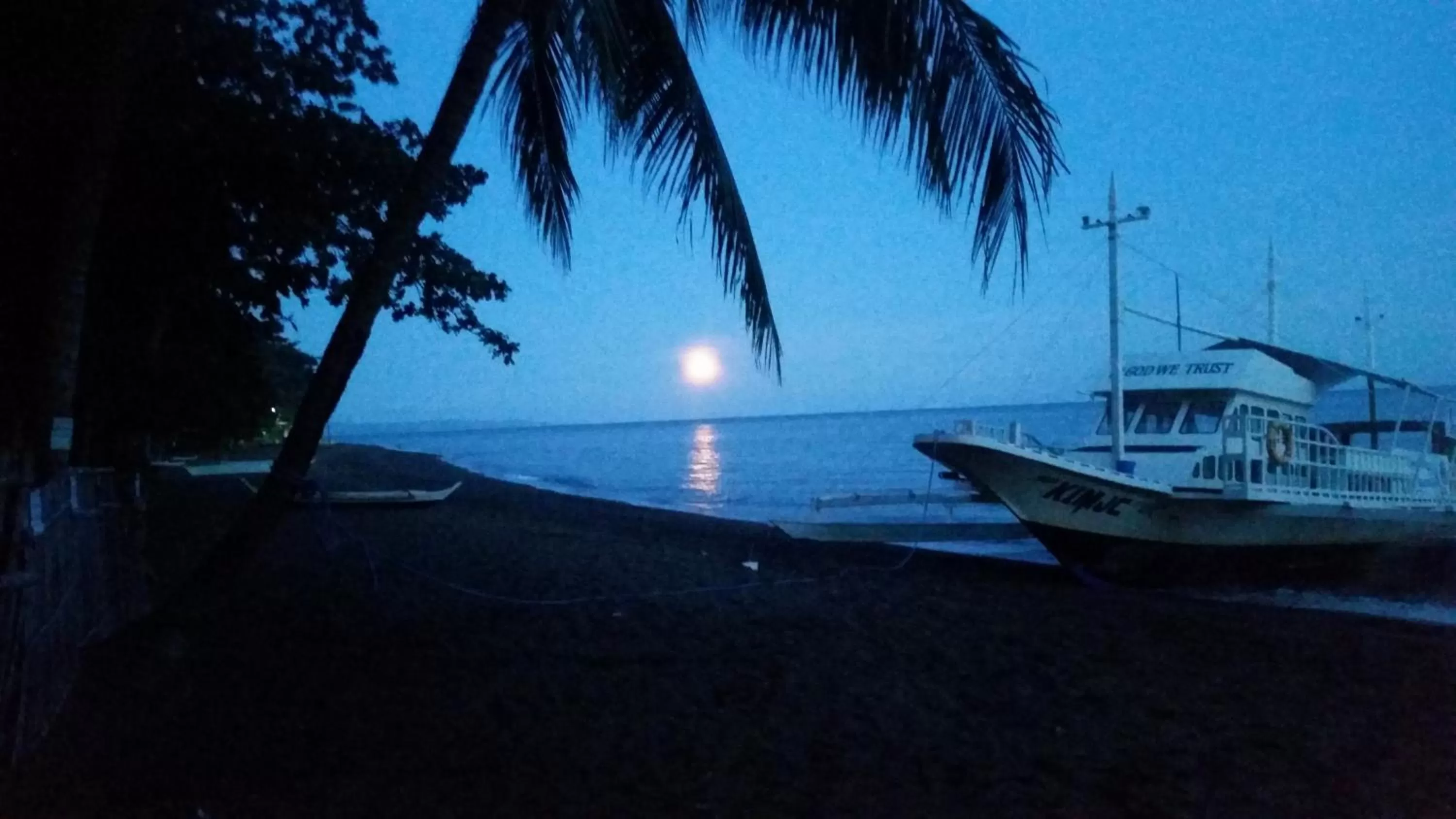 Night in AivyMaes Divers Resort