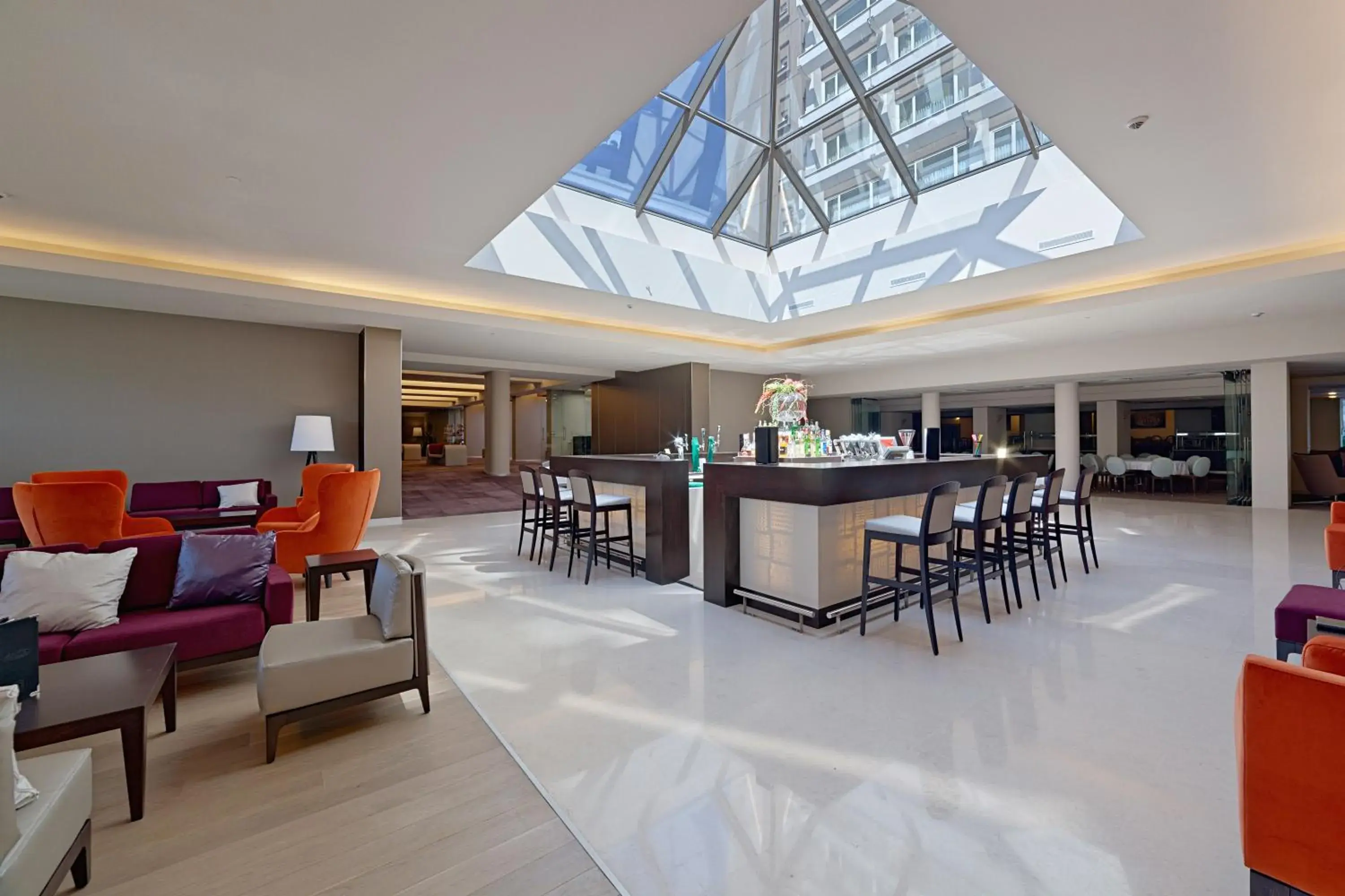Lounge or bar, Restaurant/Places to Eat in Ramada Plaza by Wyndham Bucharest Convention Center