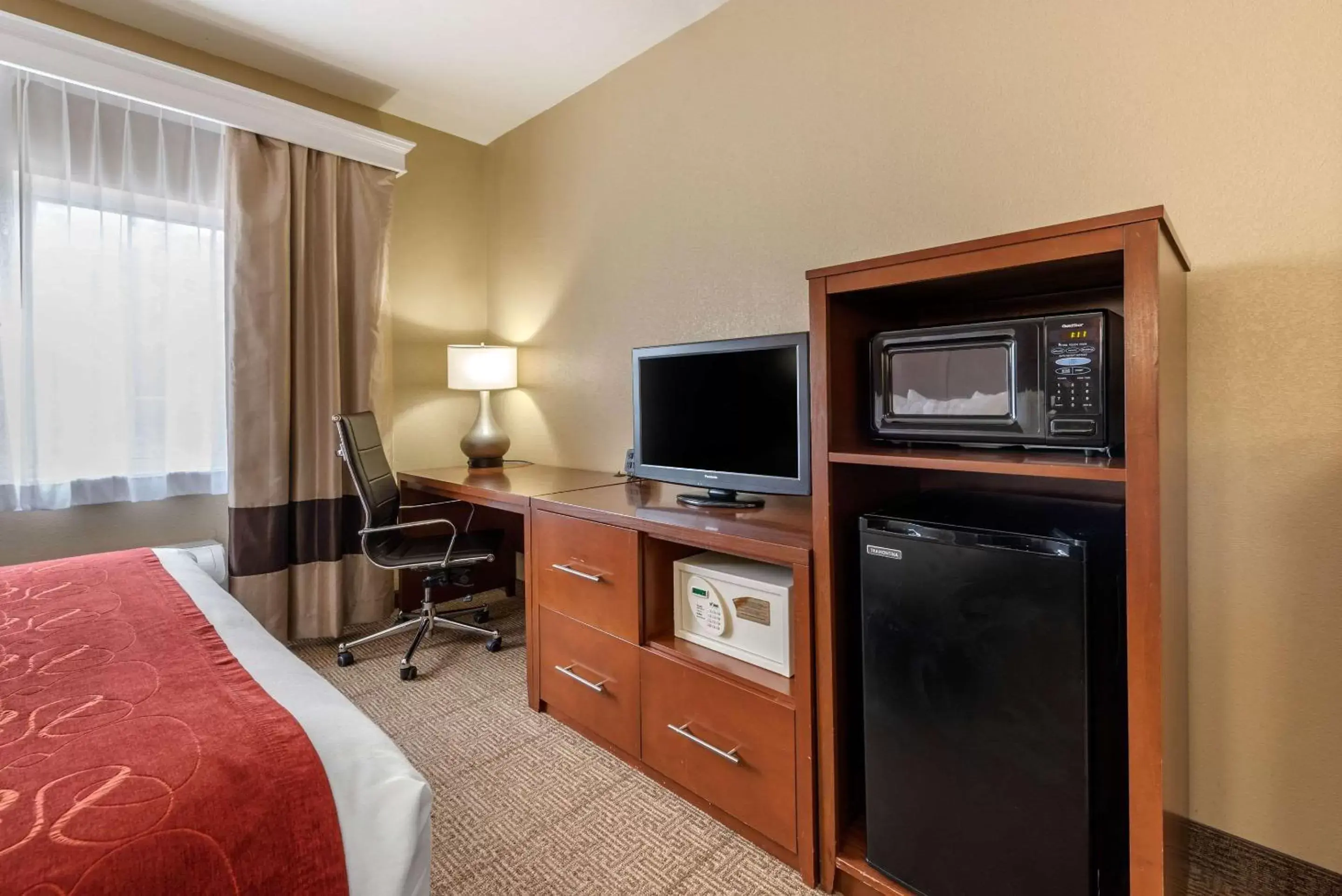 Photo of the whole room, TV/Entertainment Center in Comfort Suites Fort Collins Near University