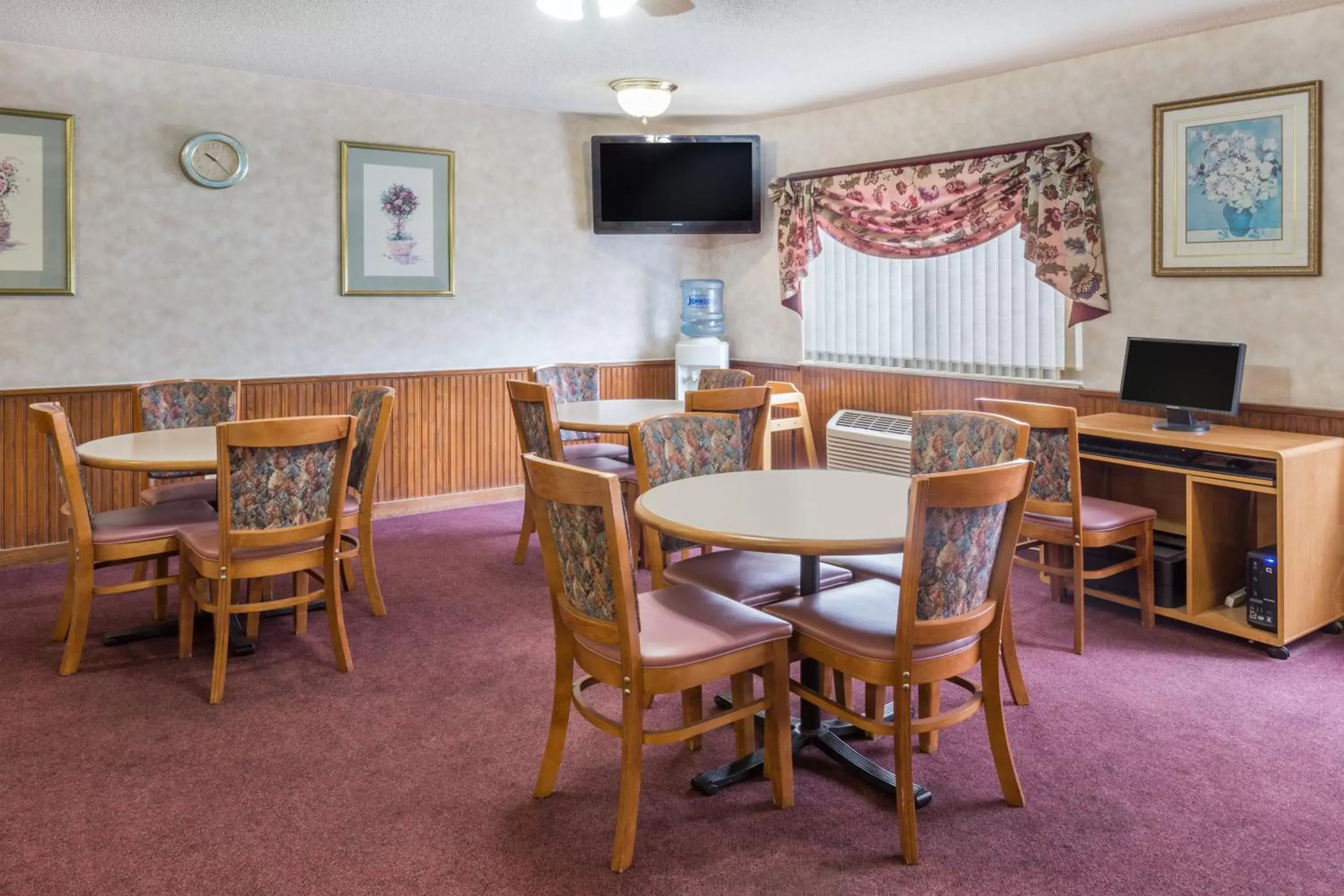 Dining area, Restaurant/Places to Eat in Days Inn & Suites by Wyndham Davenport East