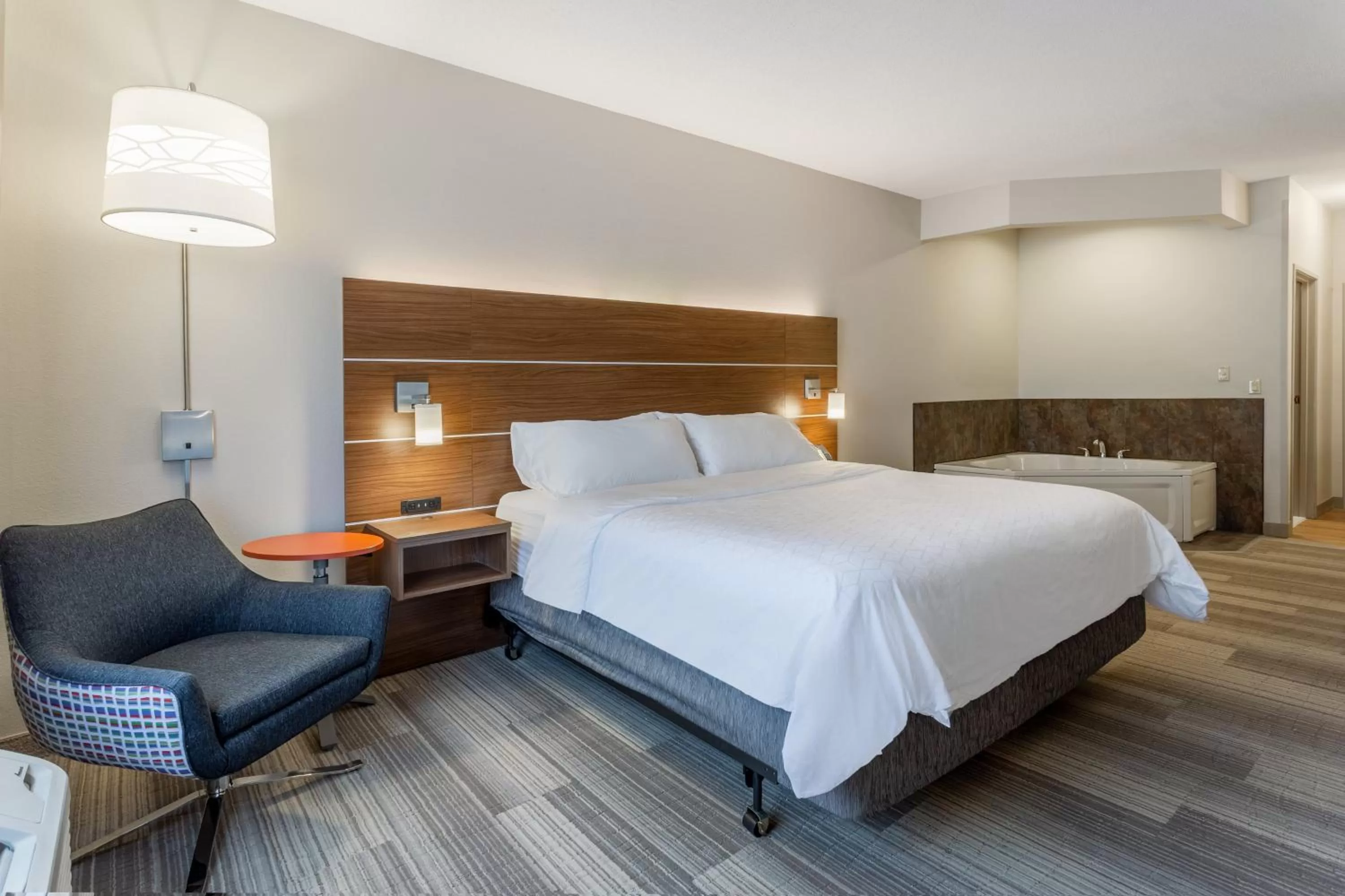 Photo of the whole room, Bed in Holiday Inn Express Hotel & Suites Burlington by IHG