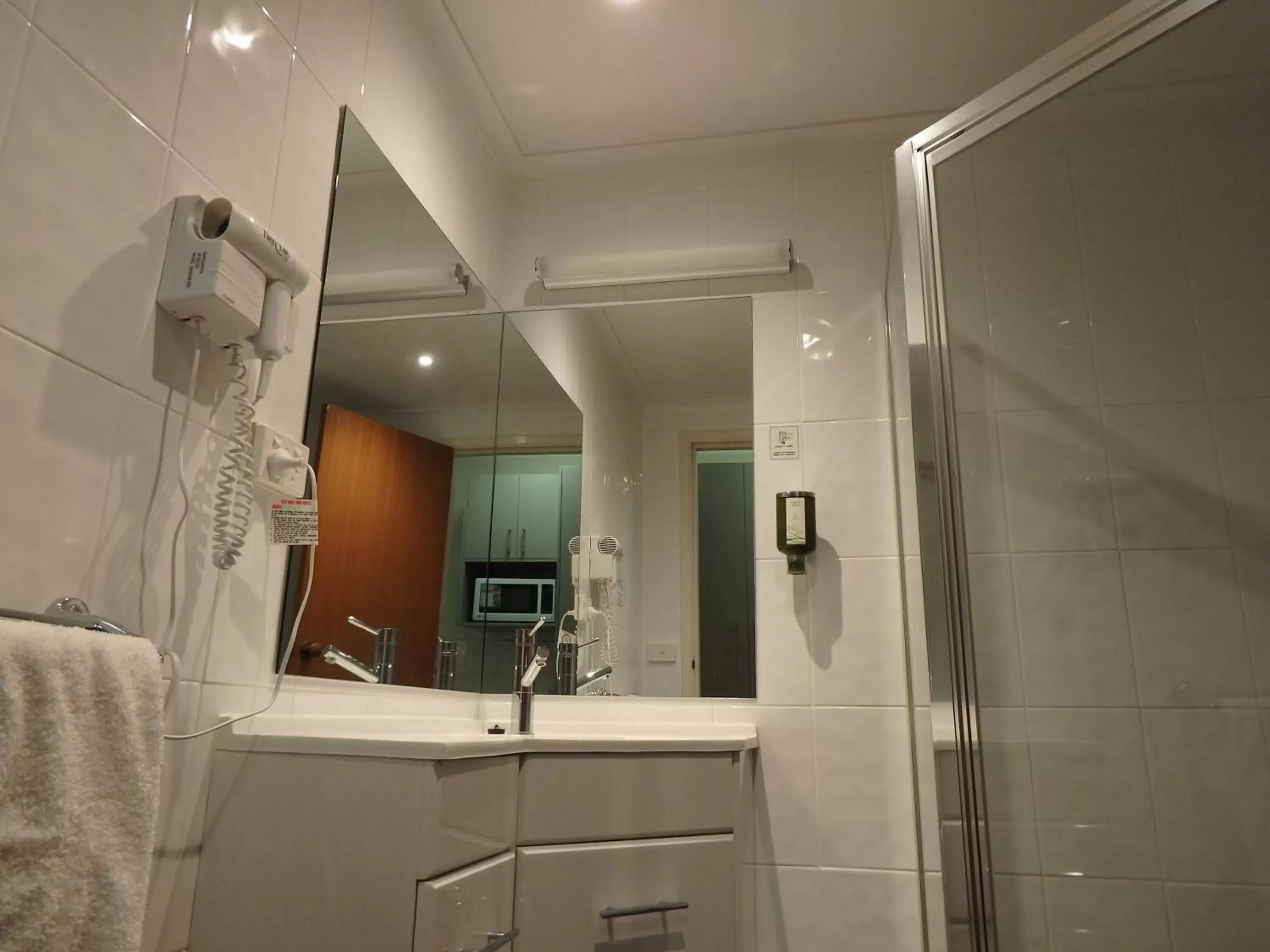Shower, Bathroom in Werribee Motel and Apartments