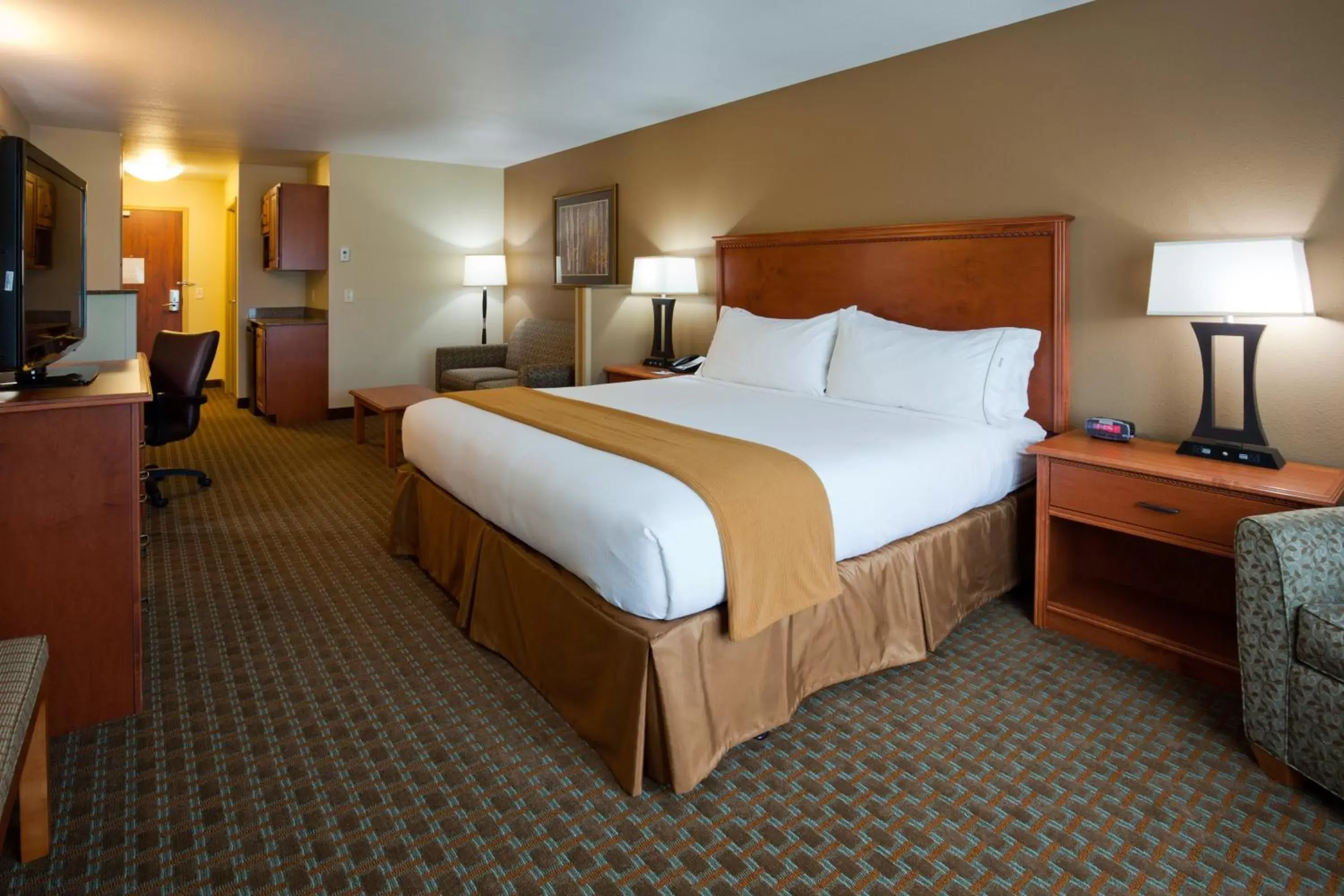 Photo of the whole room, Bed in Holiday Inn Express Hotel & Suites Shakopee, an IHG Hotel