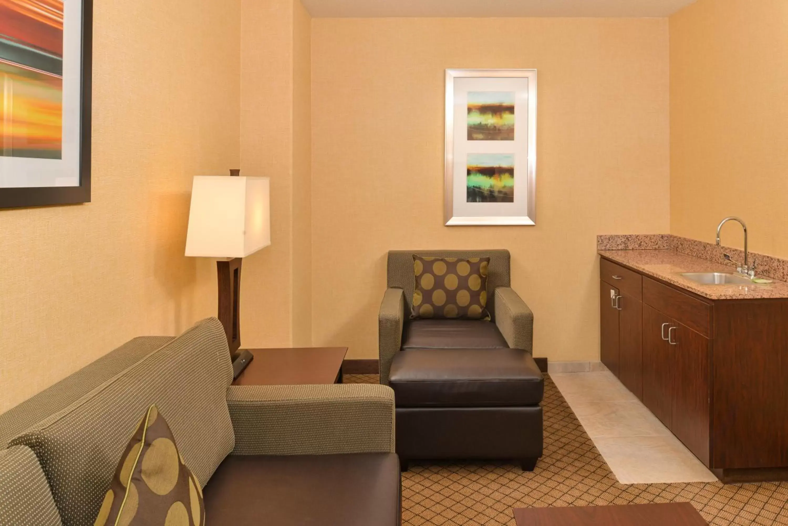 Photo of the whole room, Seating Area in Holiday Inn Express Woodland, an IHG Hotel