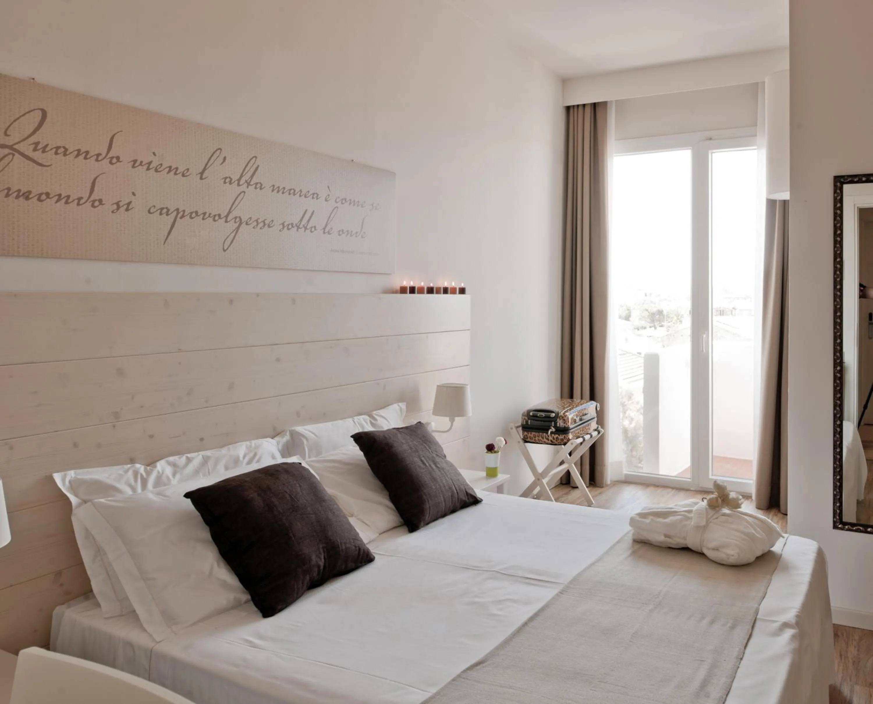 Photo of the whole room, Bed in Hotel Universal