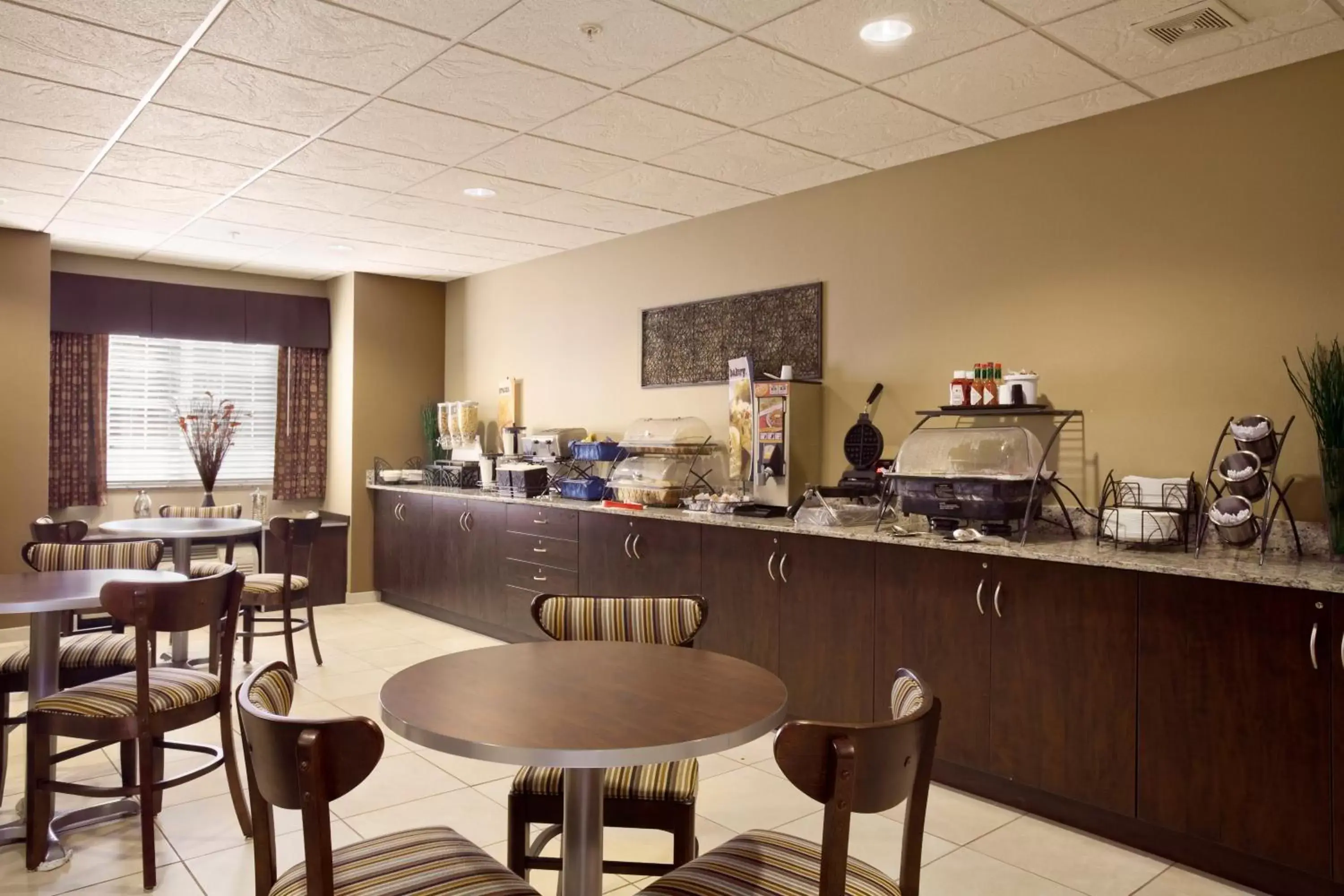 Dining area, Restaurant/Places to Eat in Microtel Inn & Suites