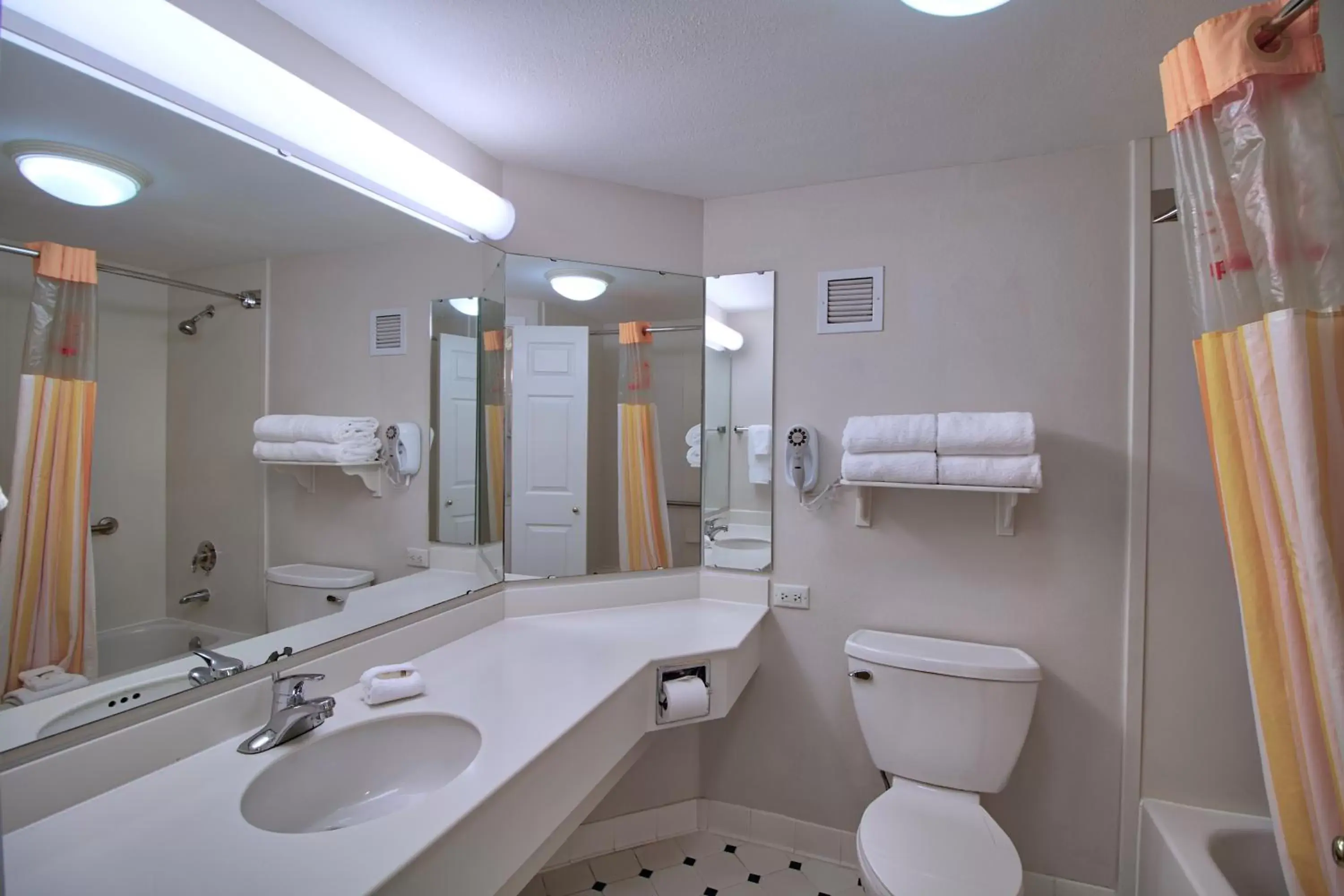 Bathroom in La Quinta by Wyndham Orlando I Drive/Conv Center