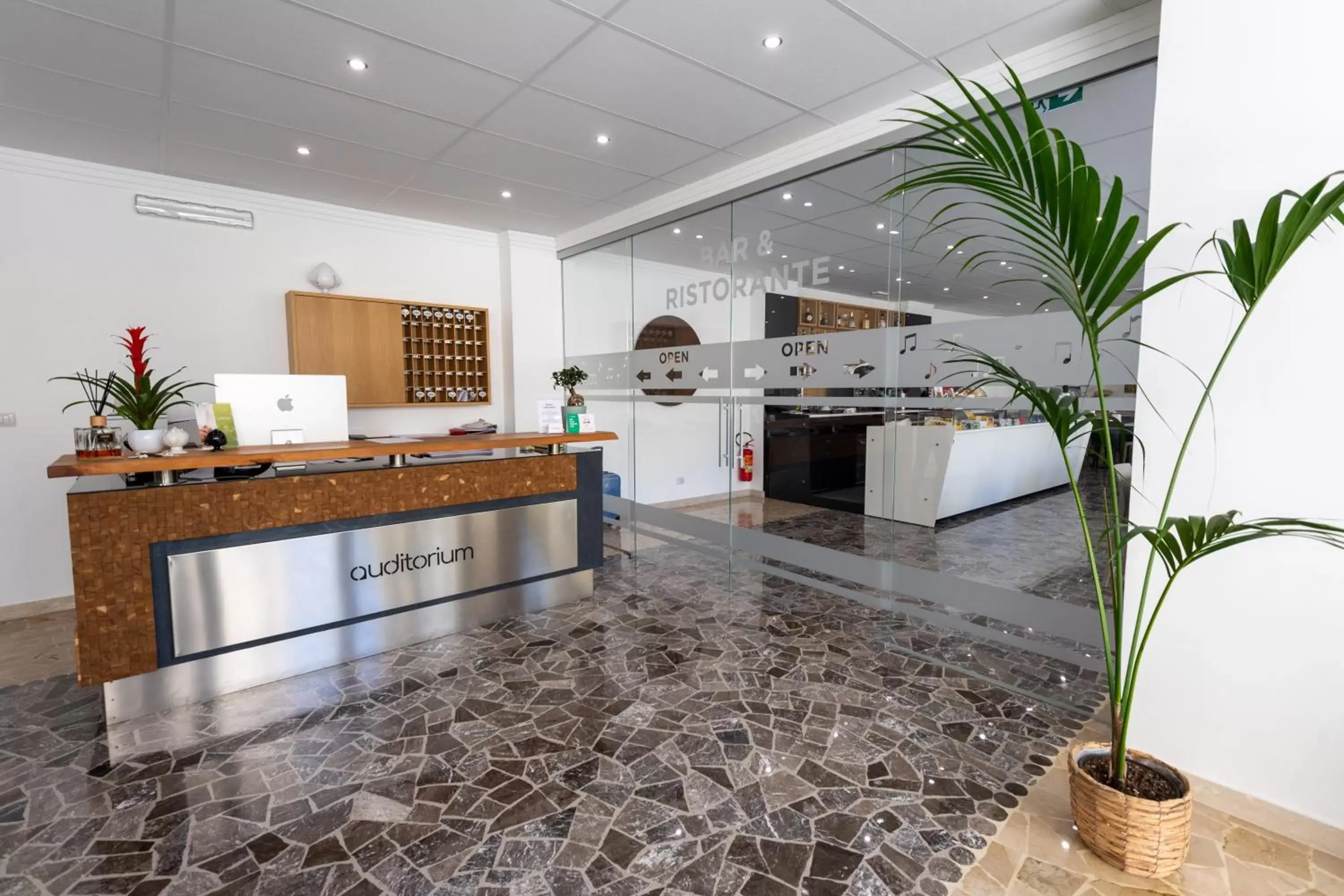 Lobby or reception, Kitchen/Kitchenette in Hotel Auditorium