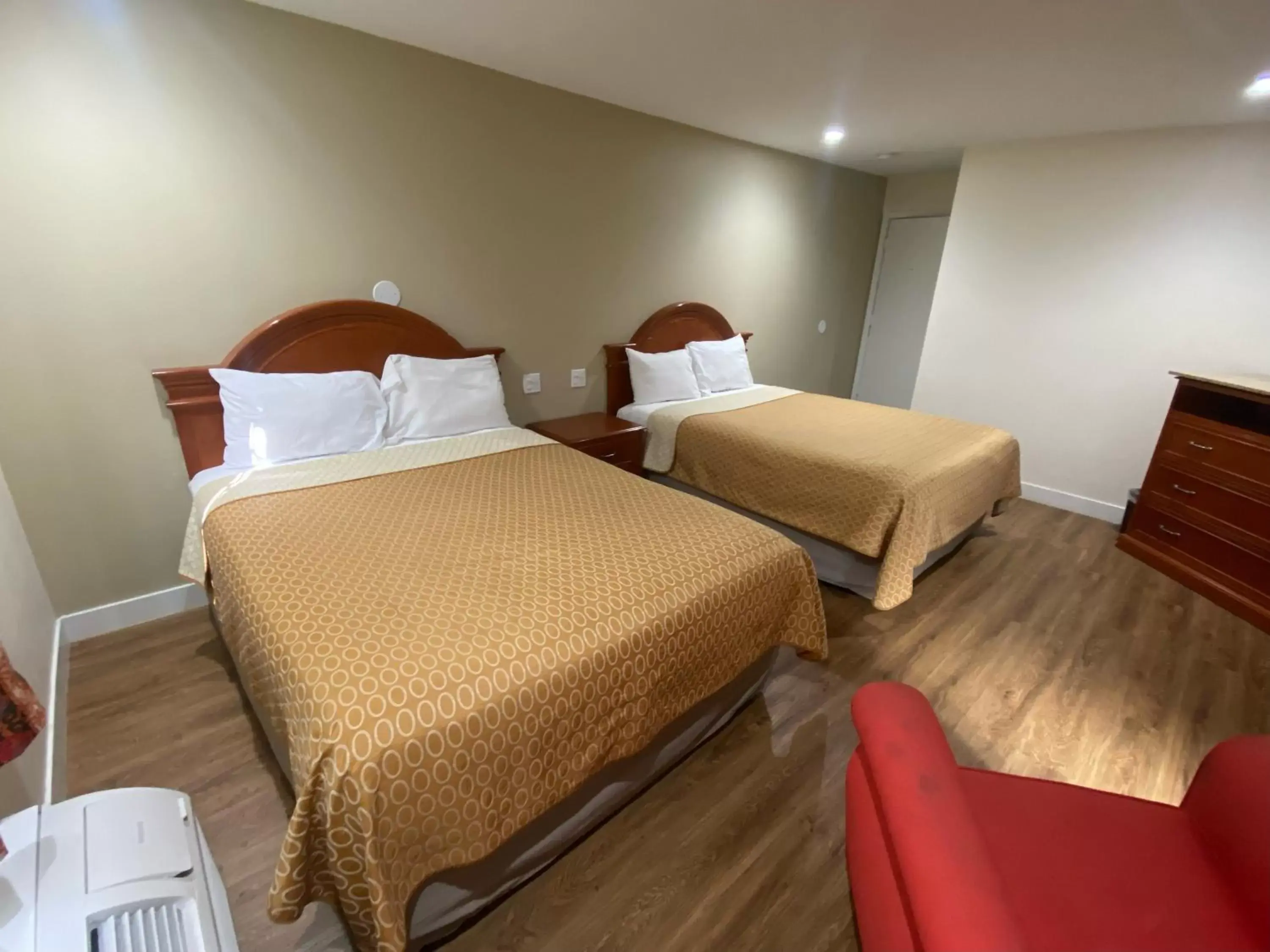 Bed in Royale Inn Motel