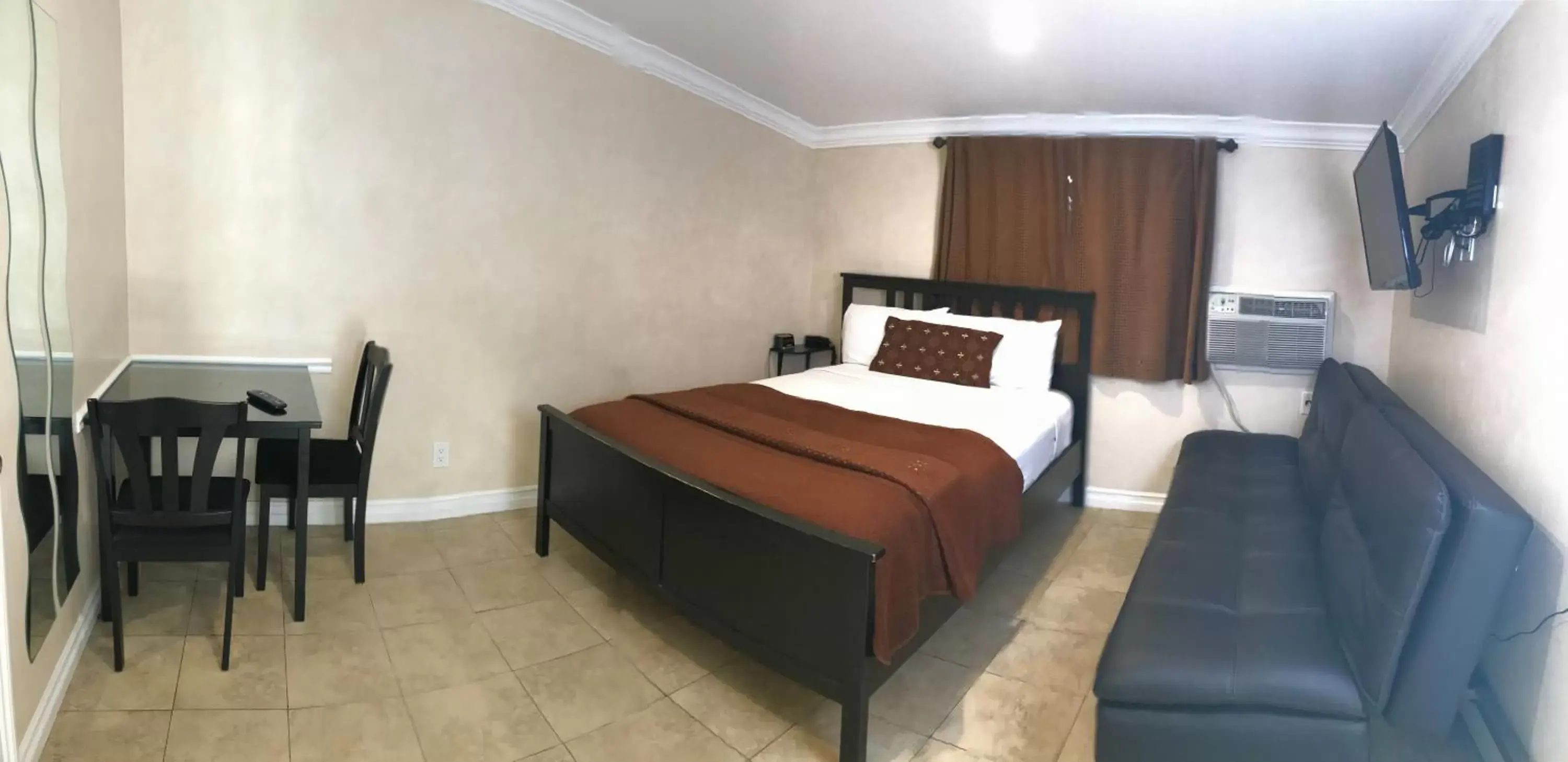 Photo of the whole room, Bed in Nite Inn at Universal City