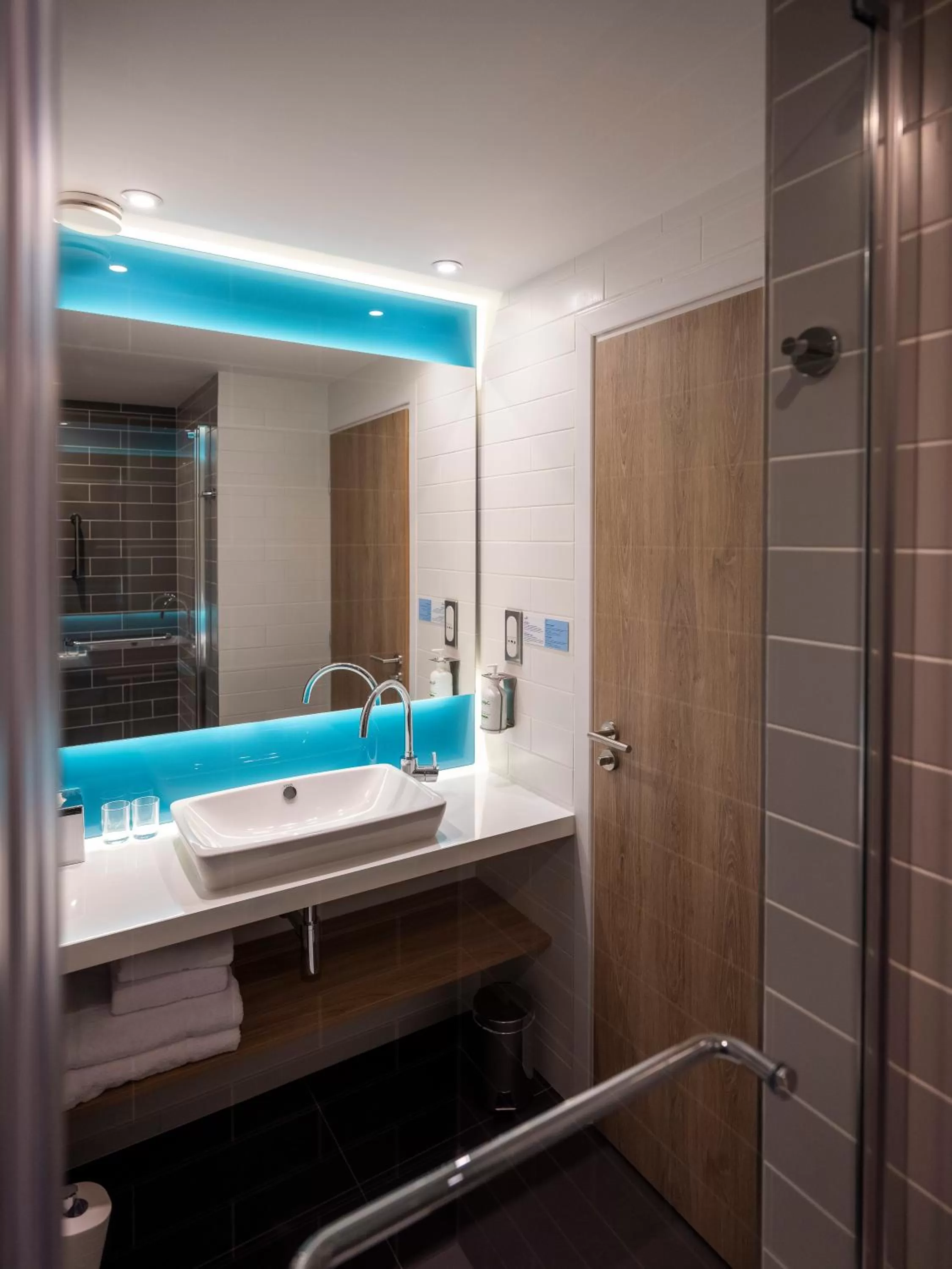 Shower in Holiday Inn Express - Nice - Grand Arenas by IHG