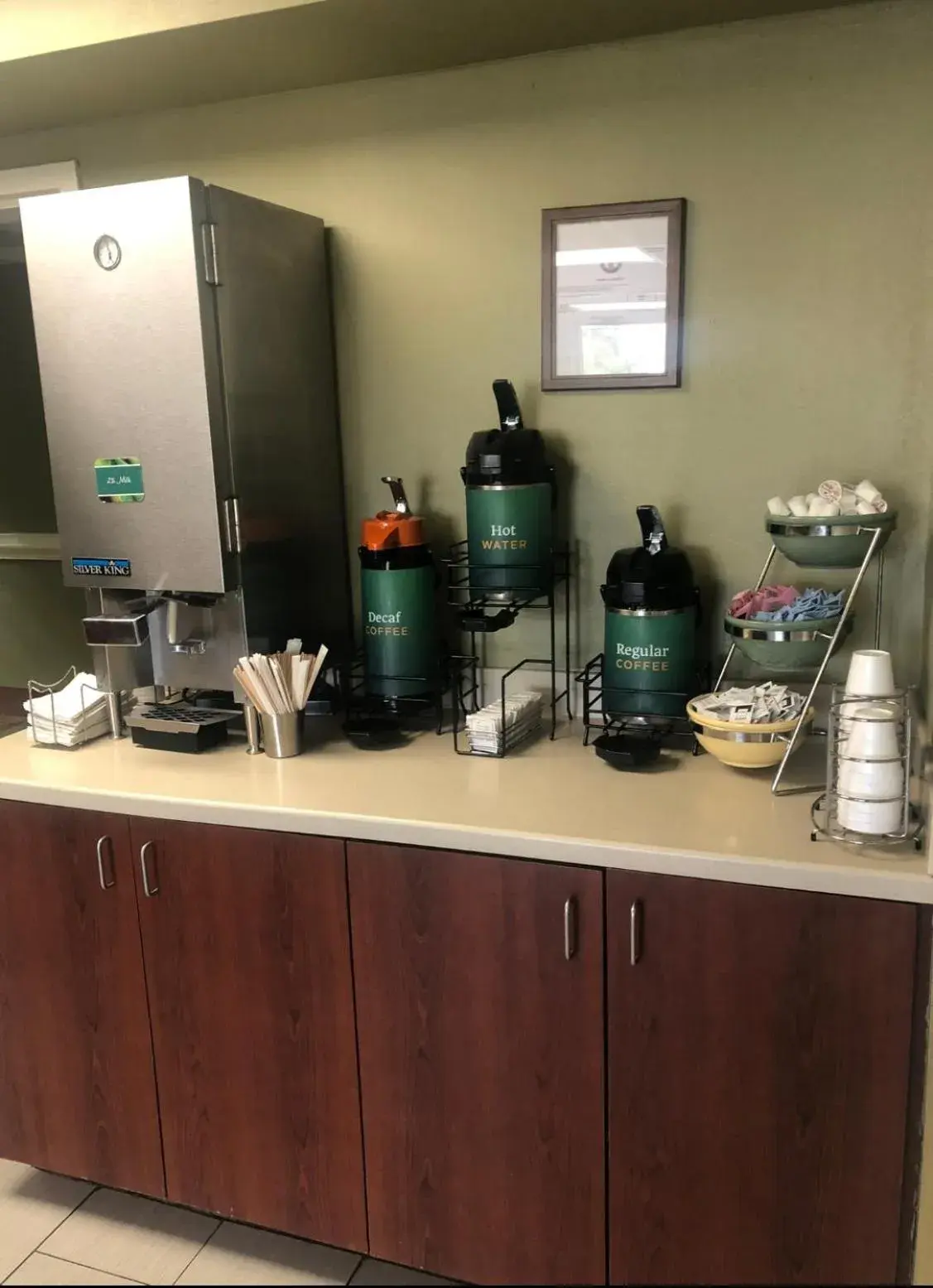 Coffee/tea facilities, Kitchen/Kitchenette in Quality Inn & Suites