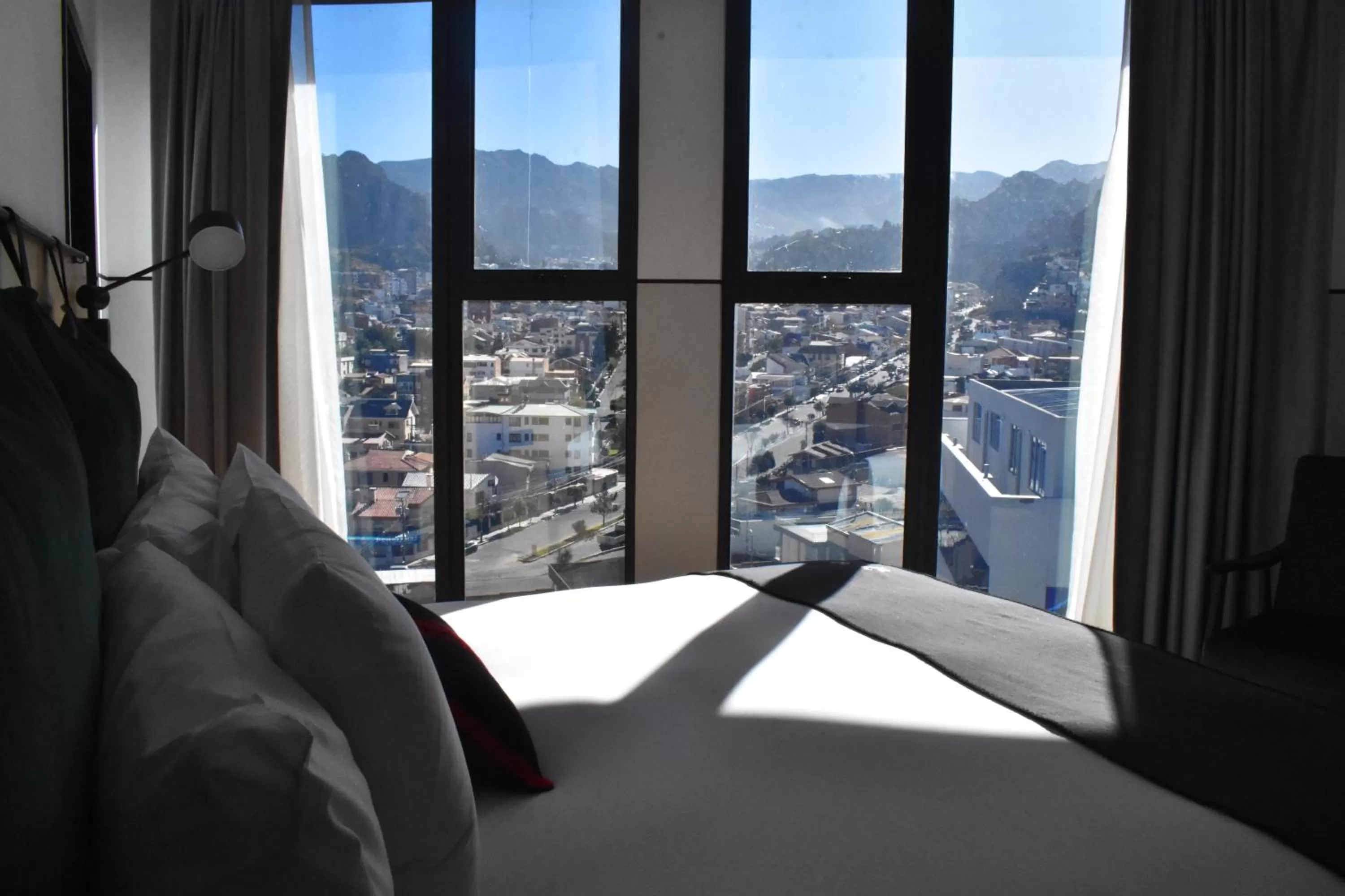 View (from property/room), Bed in Met Hotel