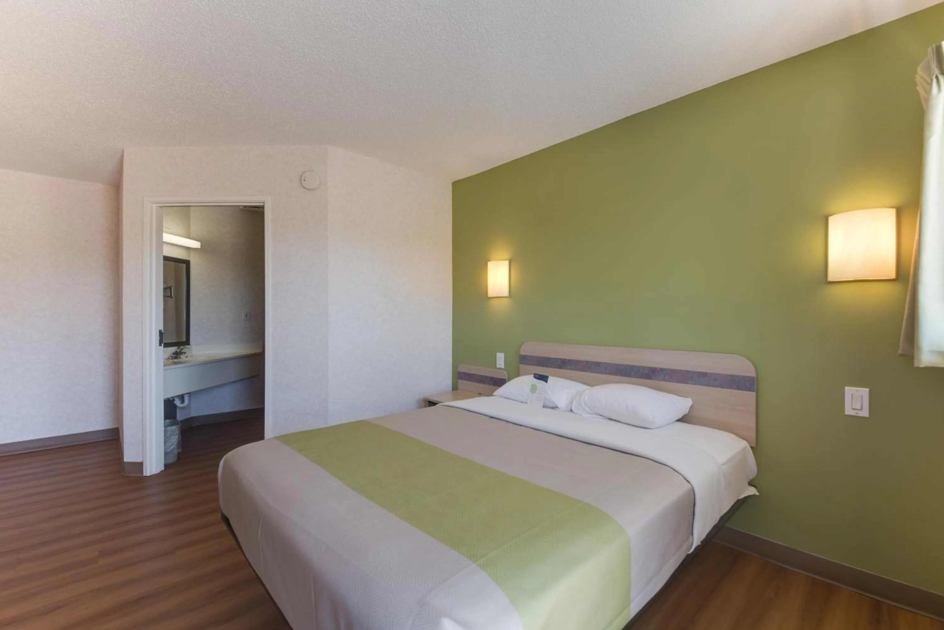 Bedroom, Bed in Motel 6-Statesville, NC