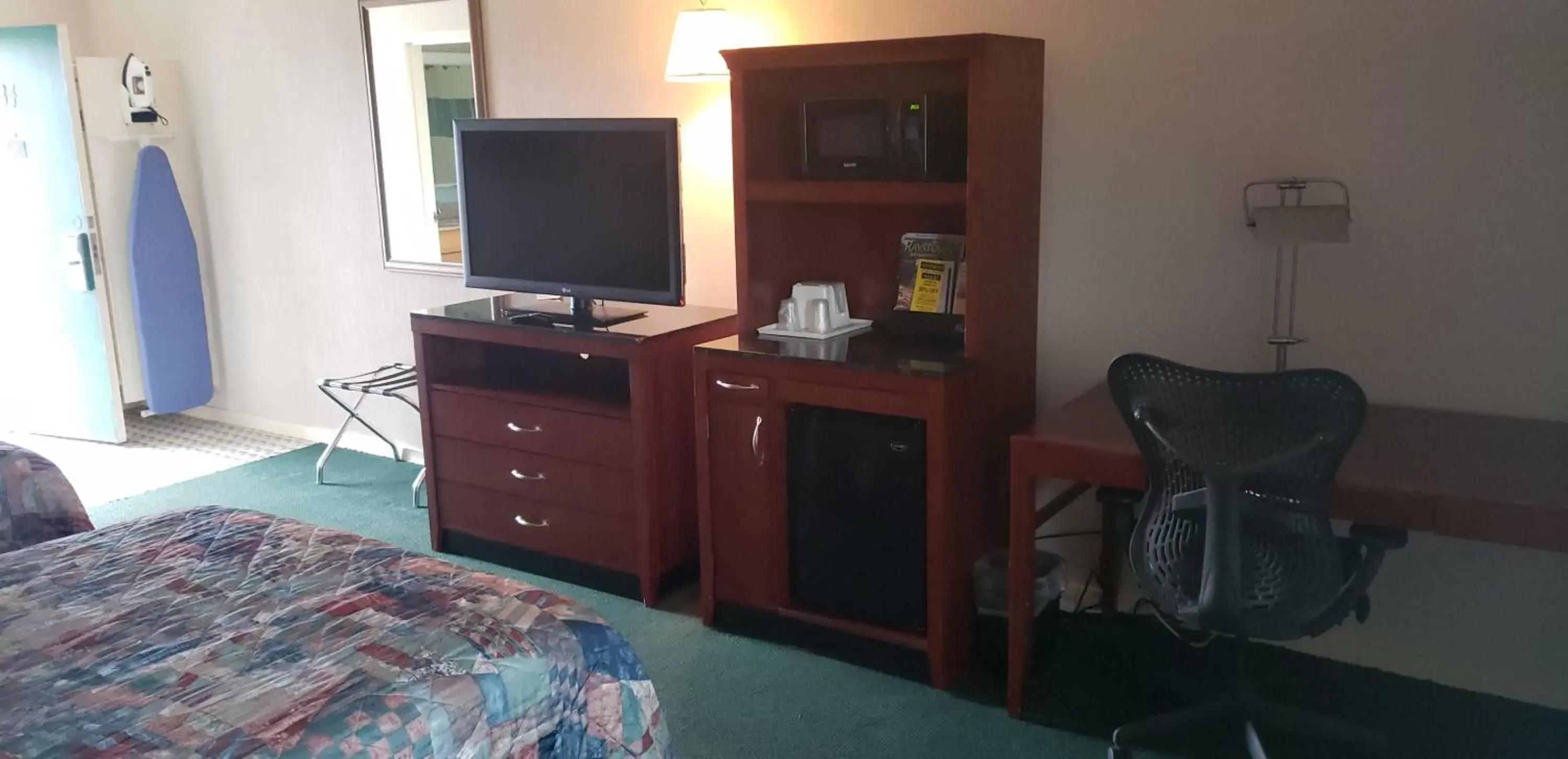 TV/Entertainment Center in Huntingdon Motor Inn