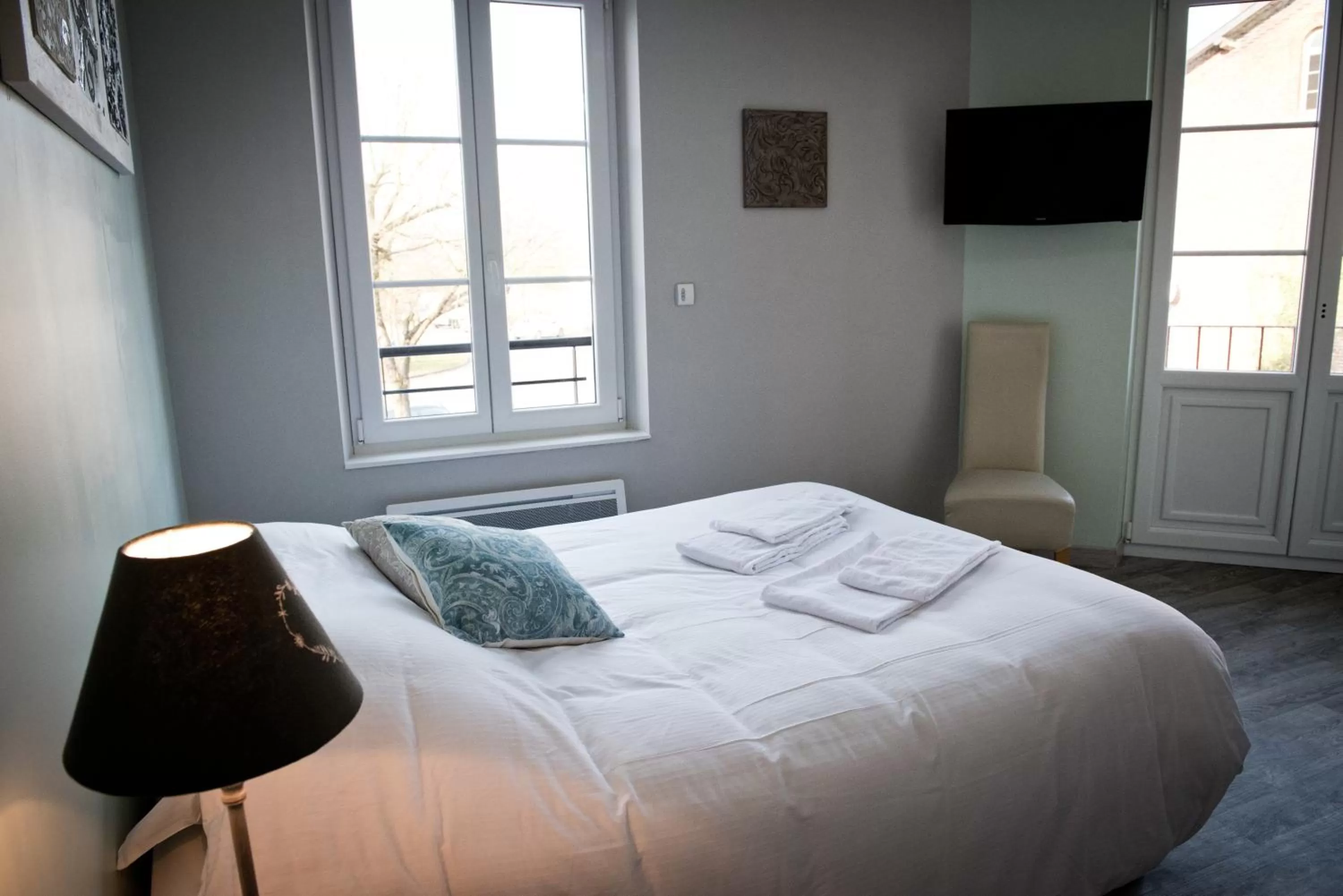 Photo of the whole room, Bed in Logis Hotel Restaurant Le Relais Fleuri