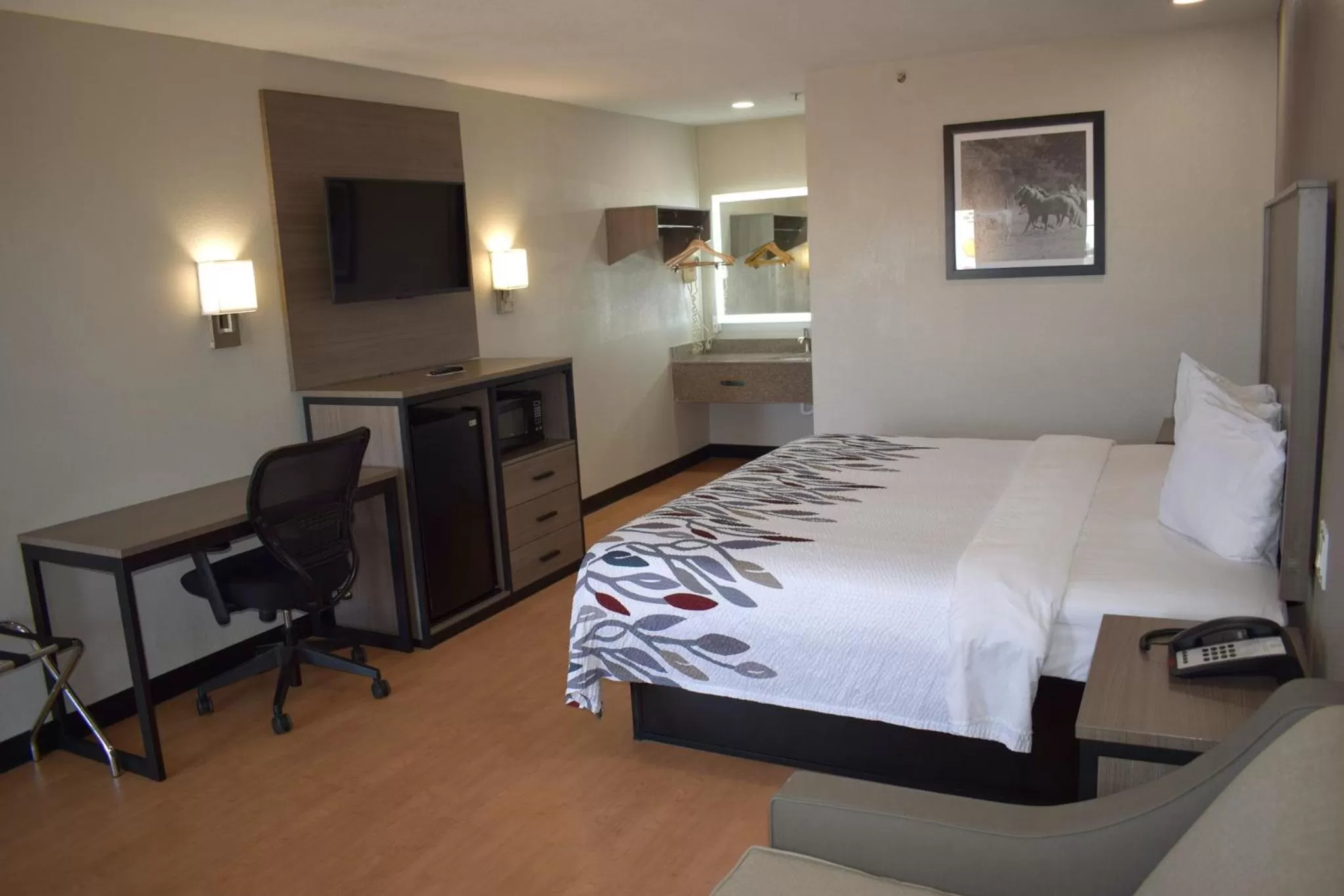 Photo of the whole room, Bed in Red Roof Inn & Suites Weatherford