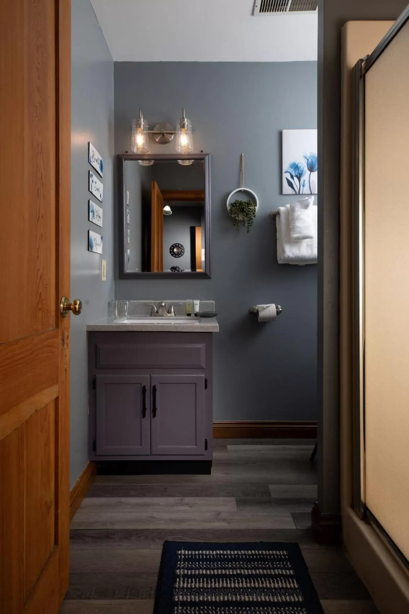 Bathroom, Kitchen/Kitchenette in Riverboat Suites