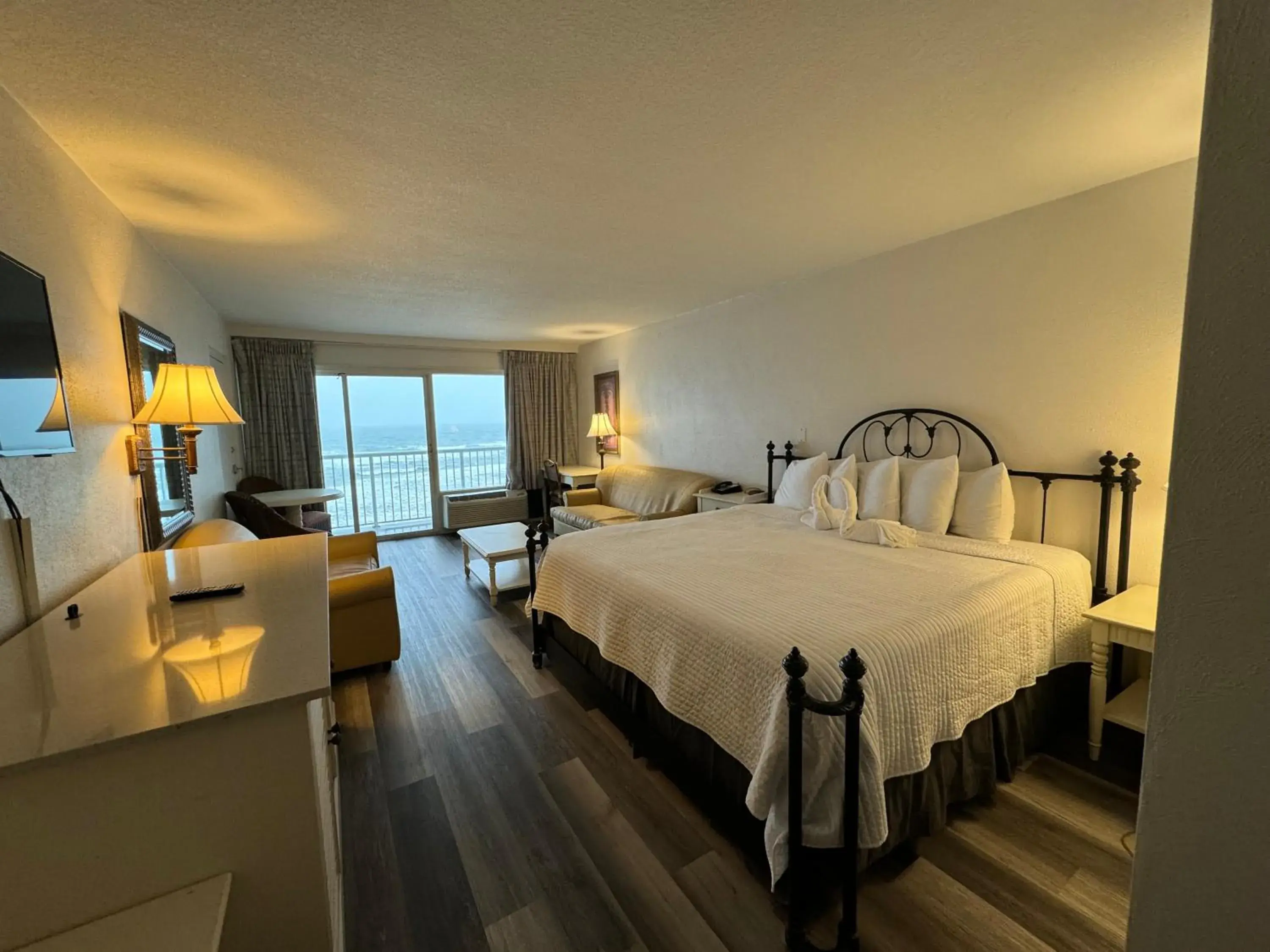 Photo of the whole room in Emerald Shores Hotel - Daytona Beach