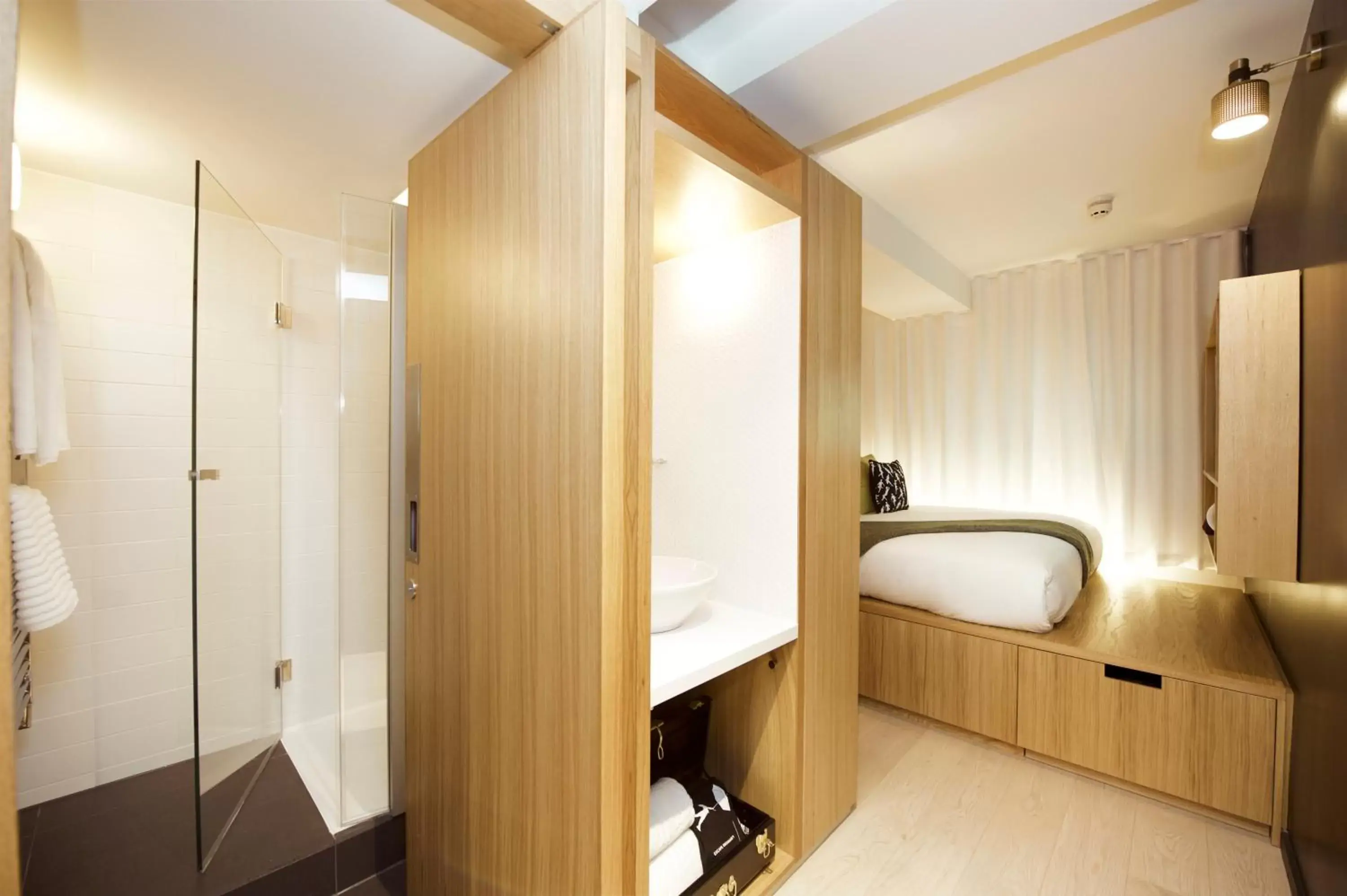 Bed, Bathroom in Wilde Aparthotels by Staycity Covent Garden