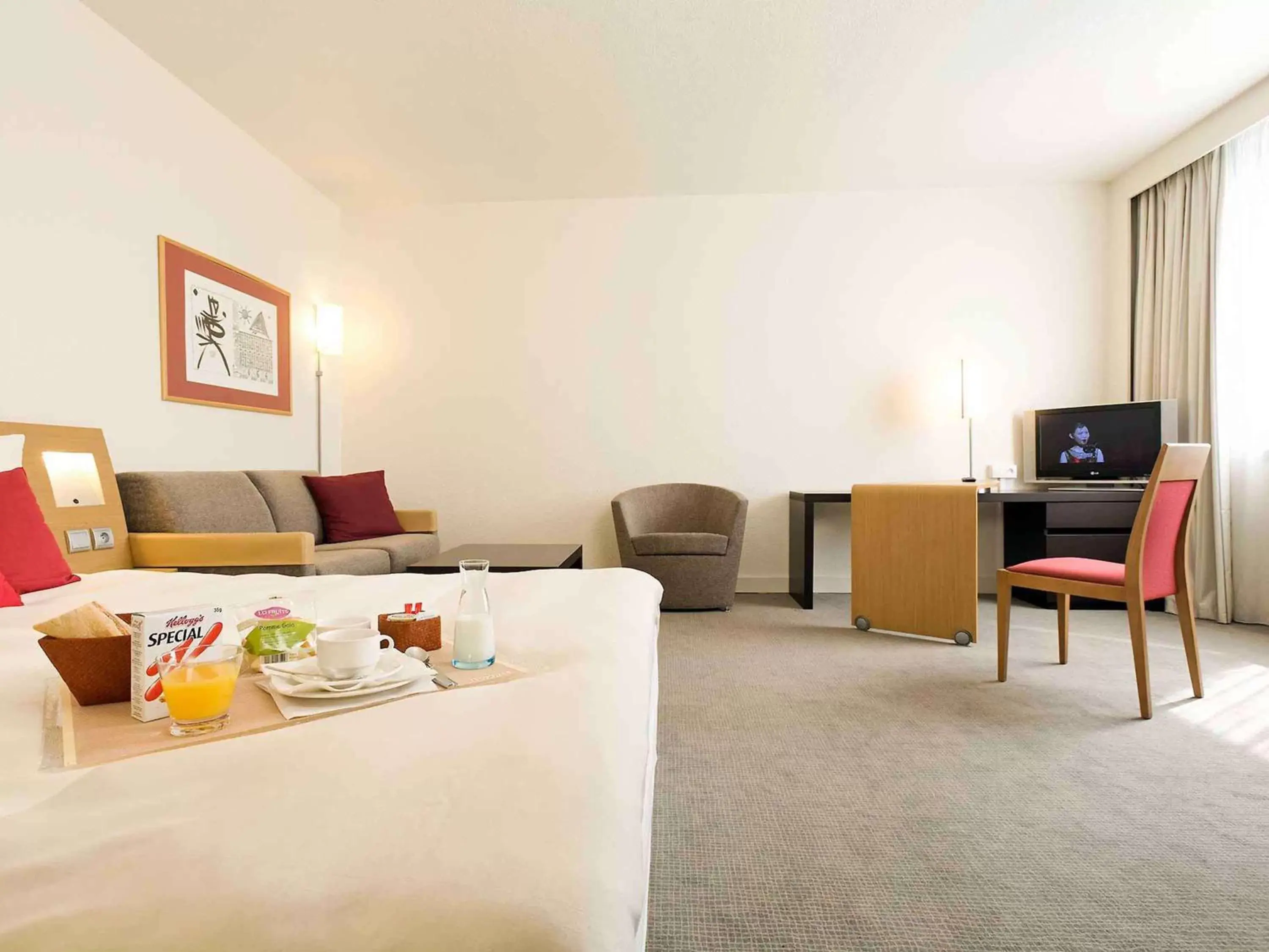 Photo of the whole room, Seating Area in Novotel Grenoble Centre