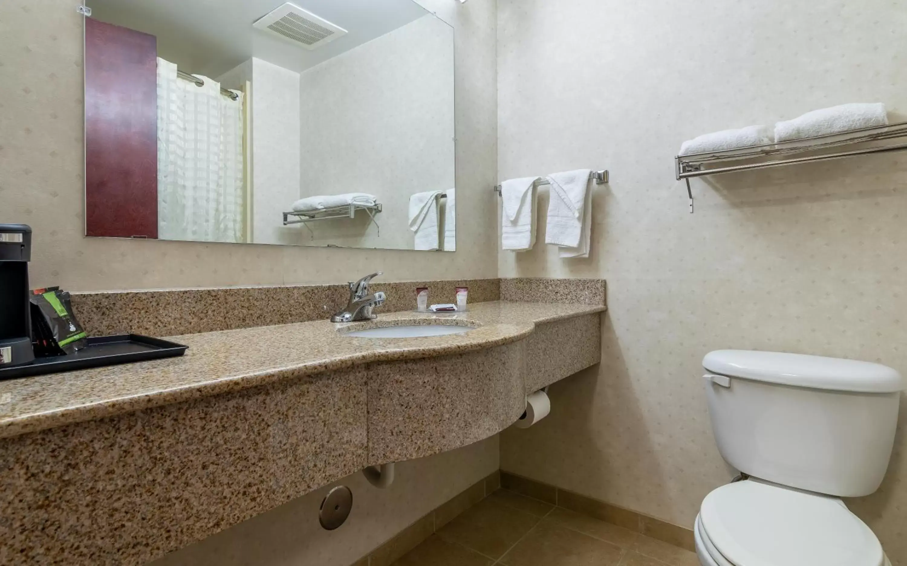 Bathroom in Executive Inn & Suites Upper Marlboro