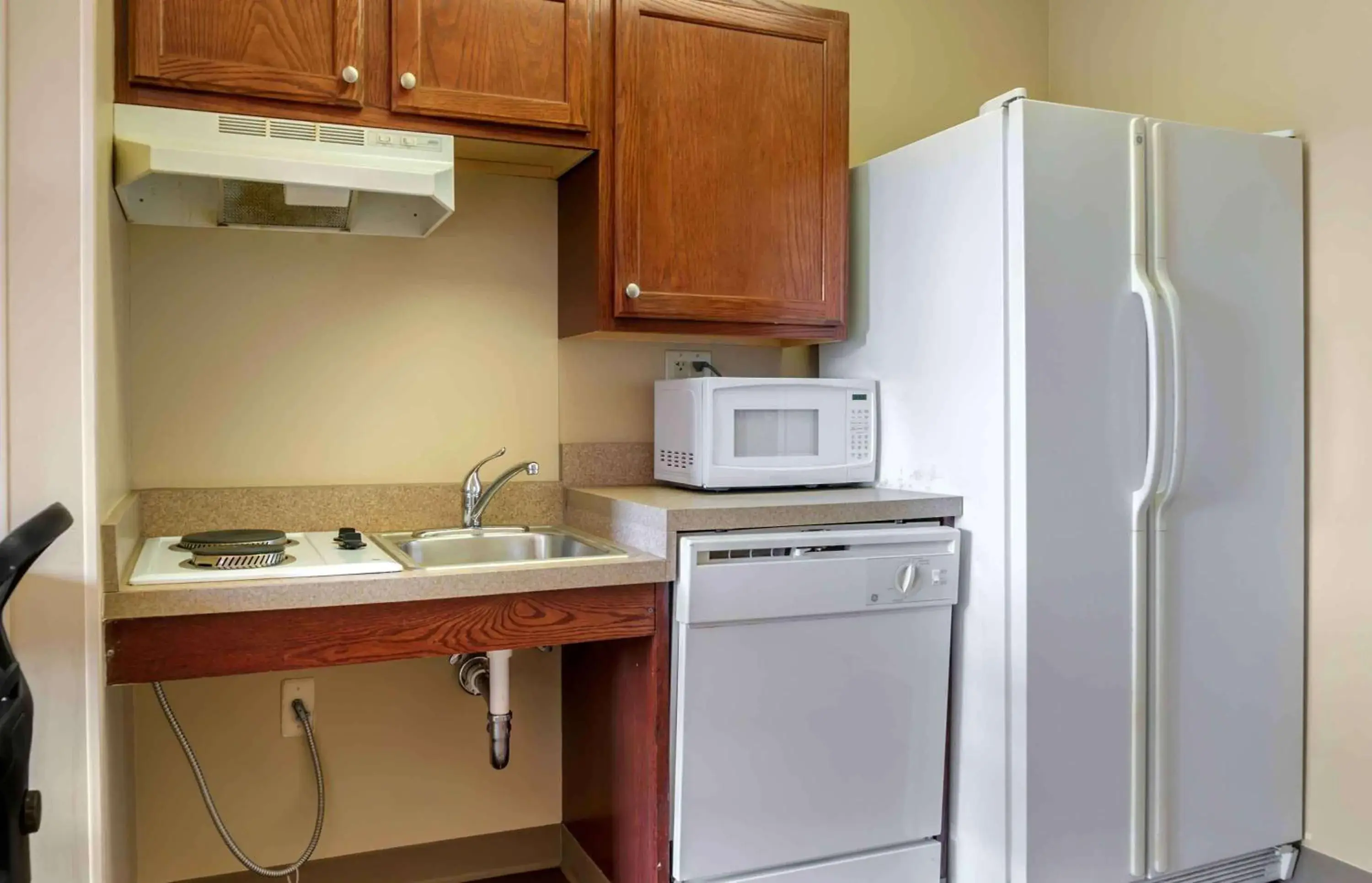 Bedroom, Kitchen/Kitchenette in Extended Stay America Suites - Raleigh - RTP - 4919 Miami Blvd