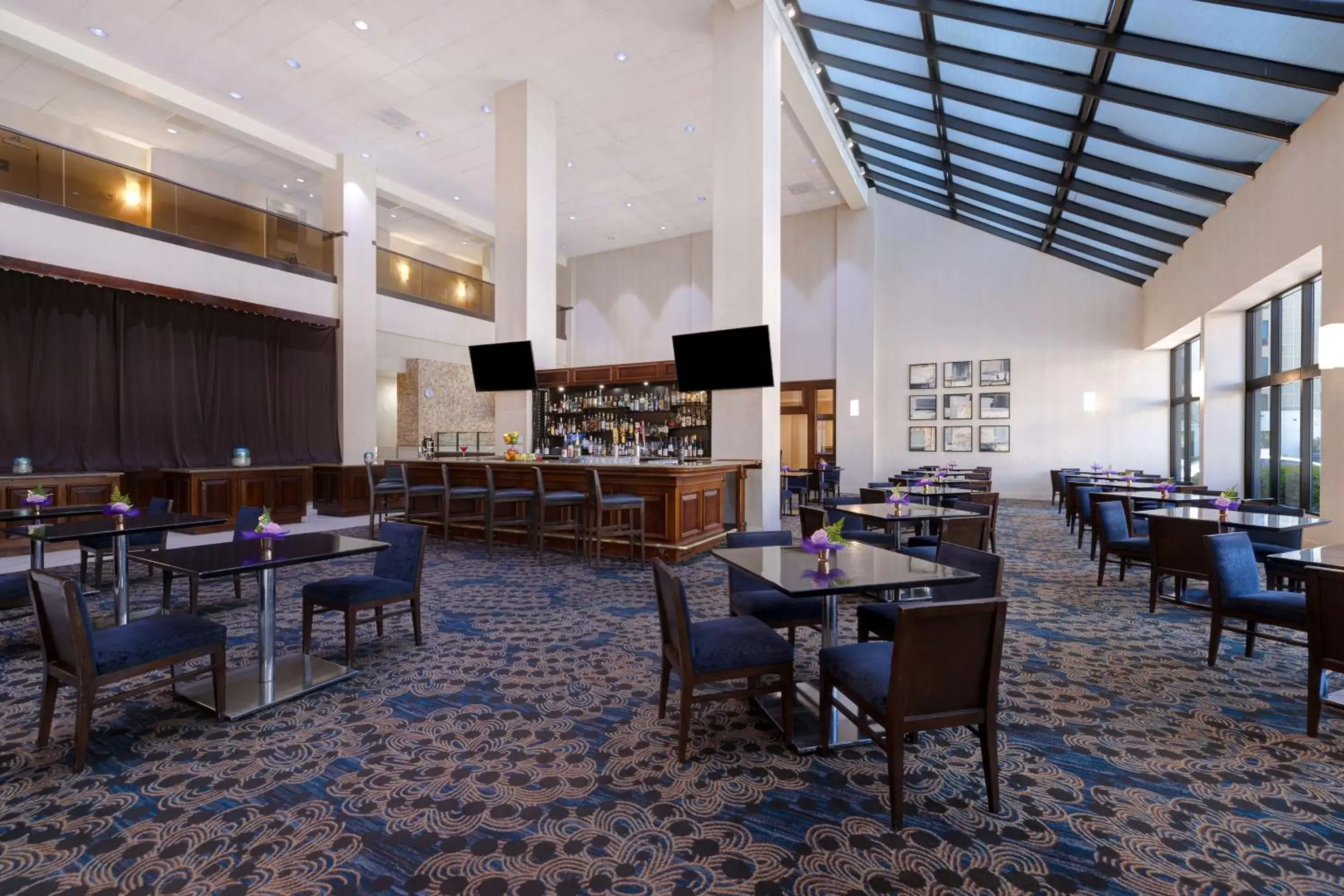 Lounge or bar, Restaurant/Places to Eat in Embassy Suites by Hilton Santa Clara Silicon Valley